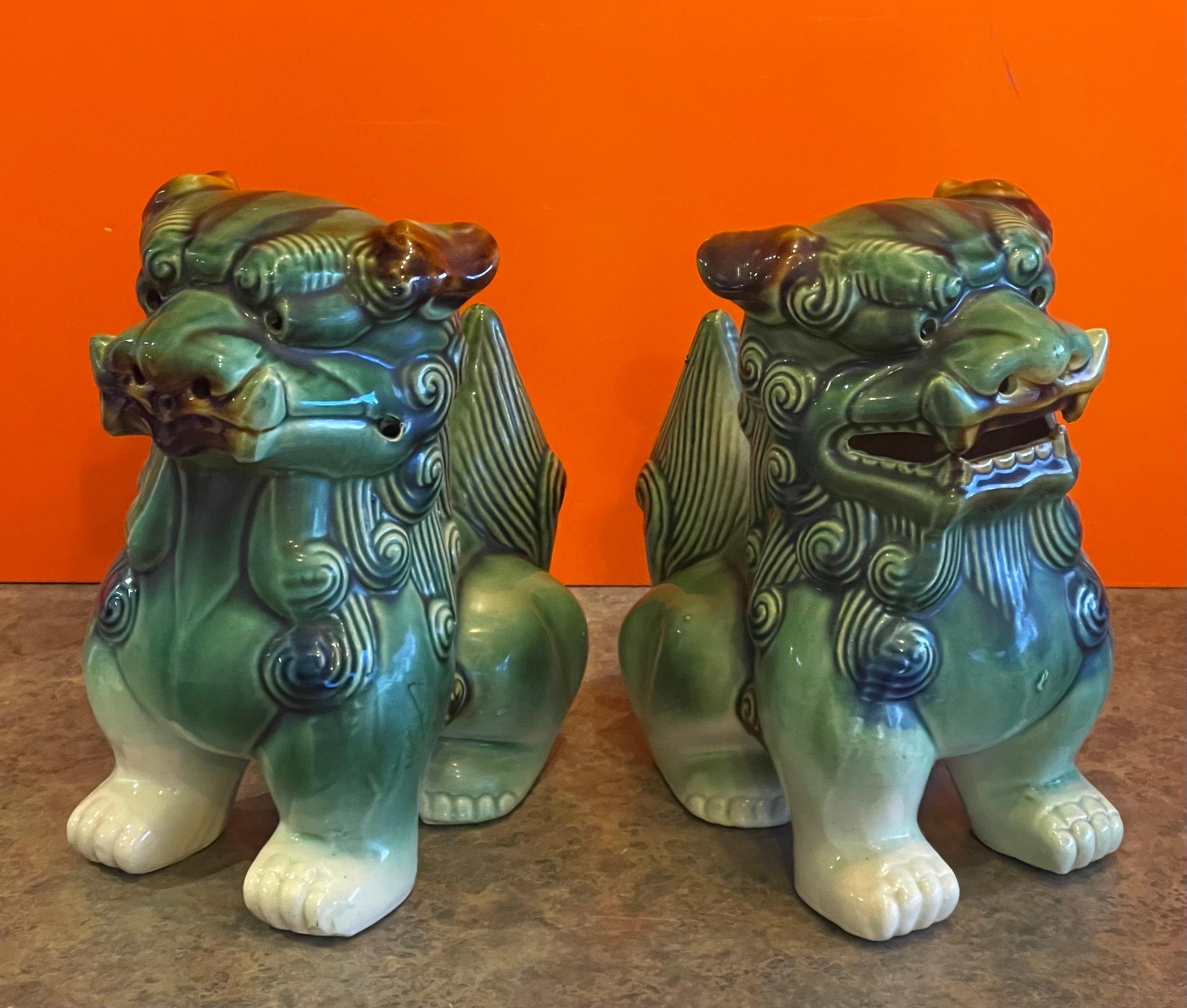 Paar polychrome Foo-Hunde aus Keramik aus der Mitte des Jahrhunderts (Moderne der Mitte des Jahrhunderts) im Angebot