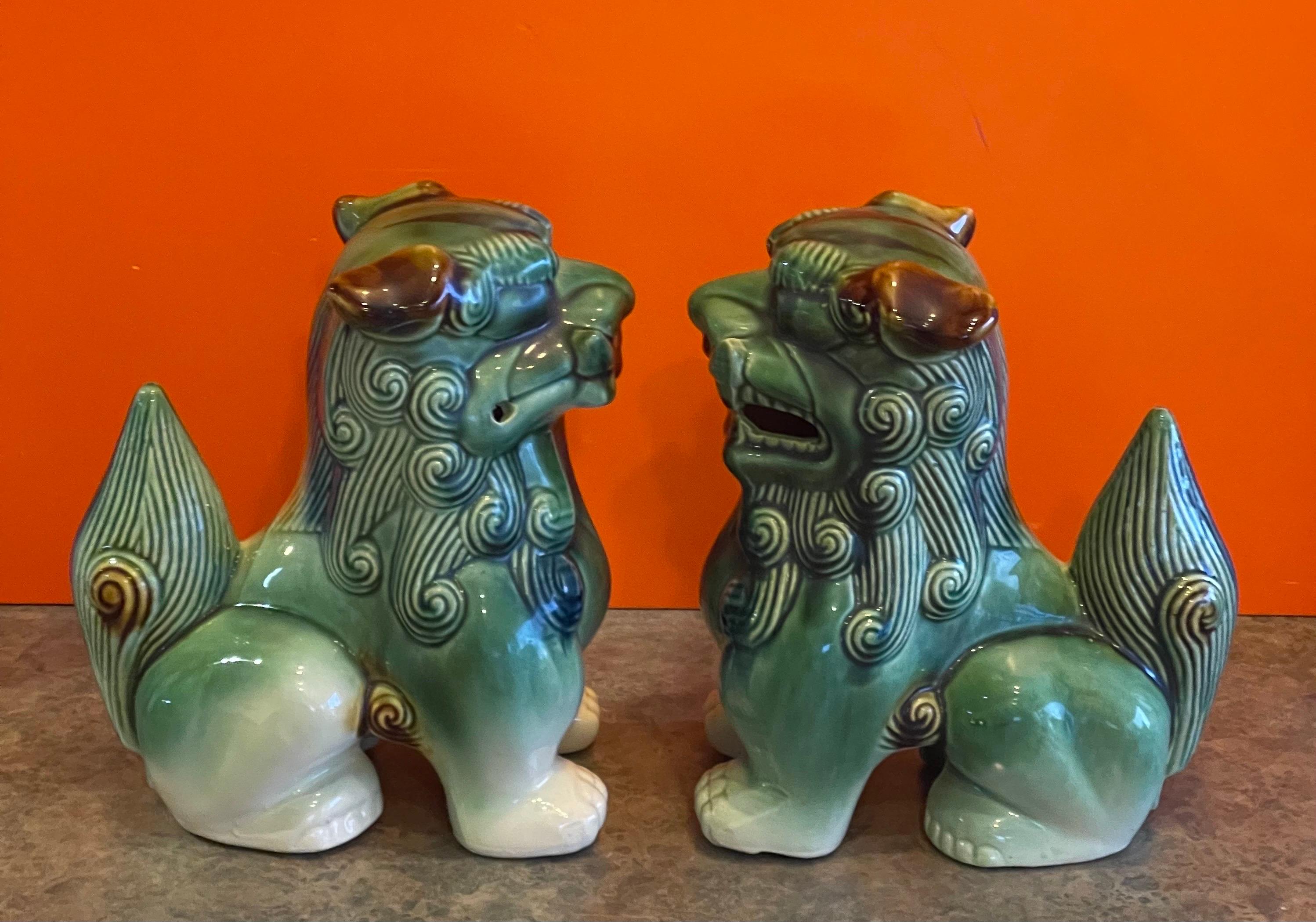 Paar polychrome Foo-Hunde aus Keramik aus der Mitte des Jahrhunderts (Chinesisch) im Angebot