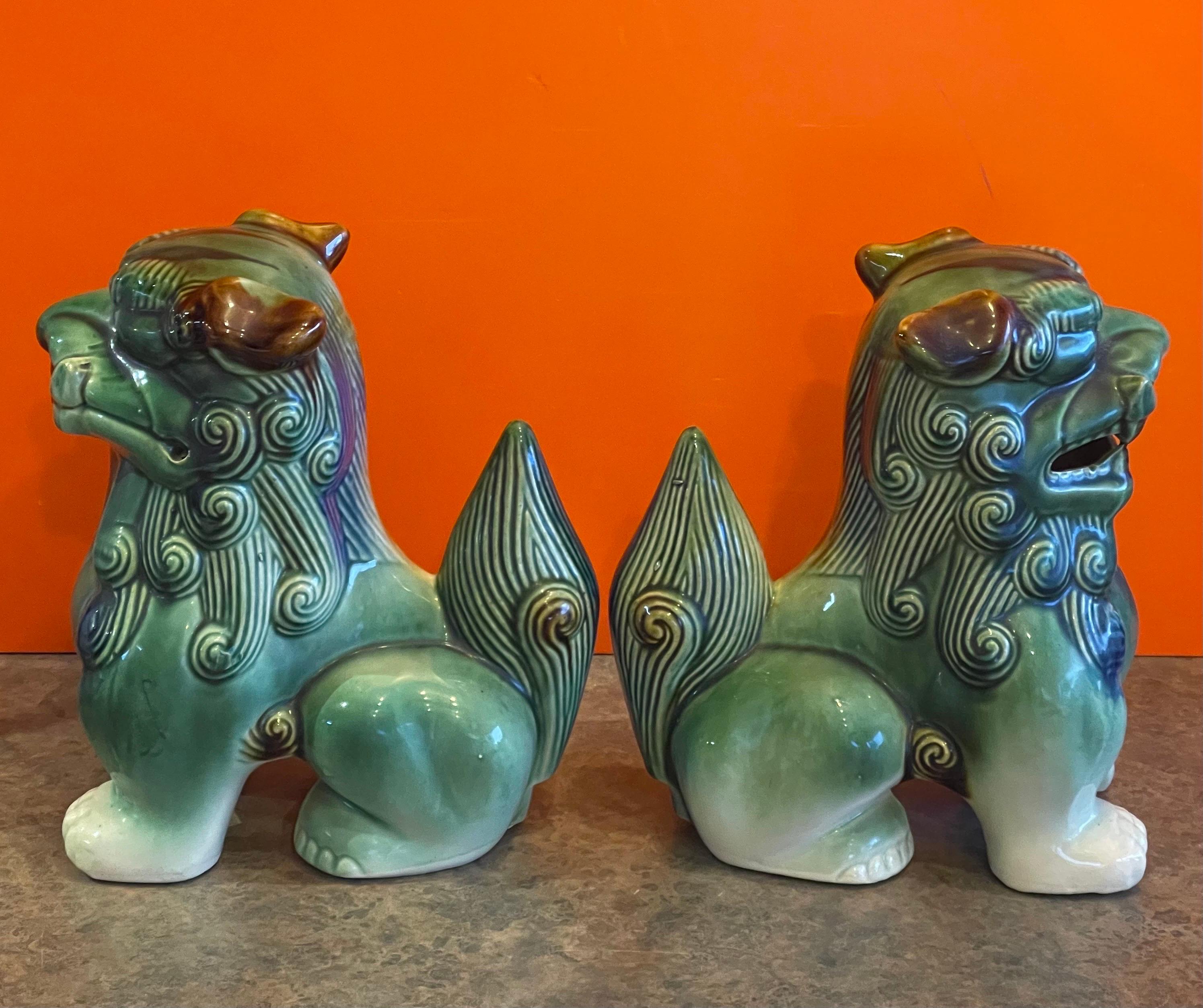 Paar polychrome Foo-Hunde aus Keramik aus der Mitte des Jahrhunderts (Handgefertigt) im Angebot