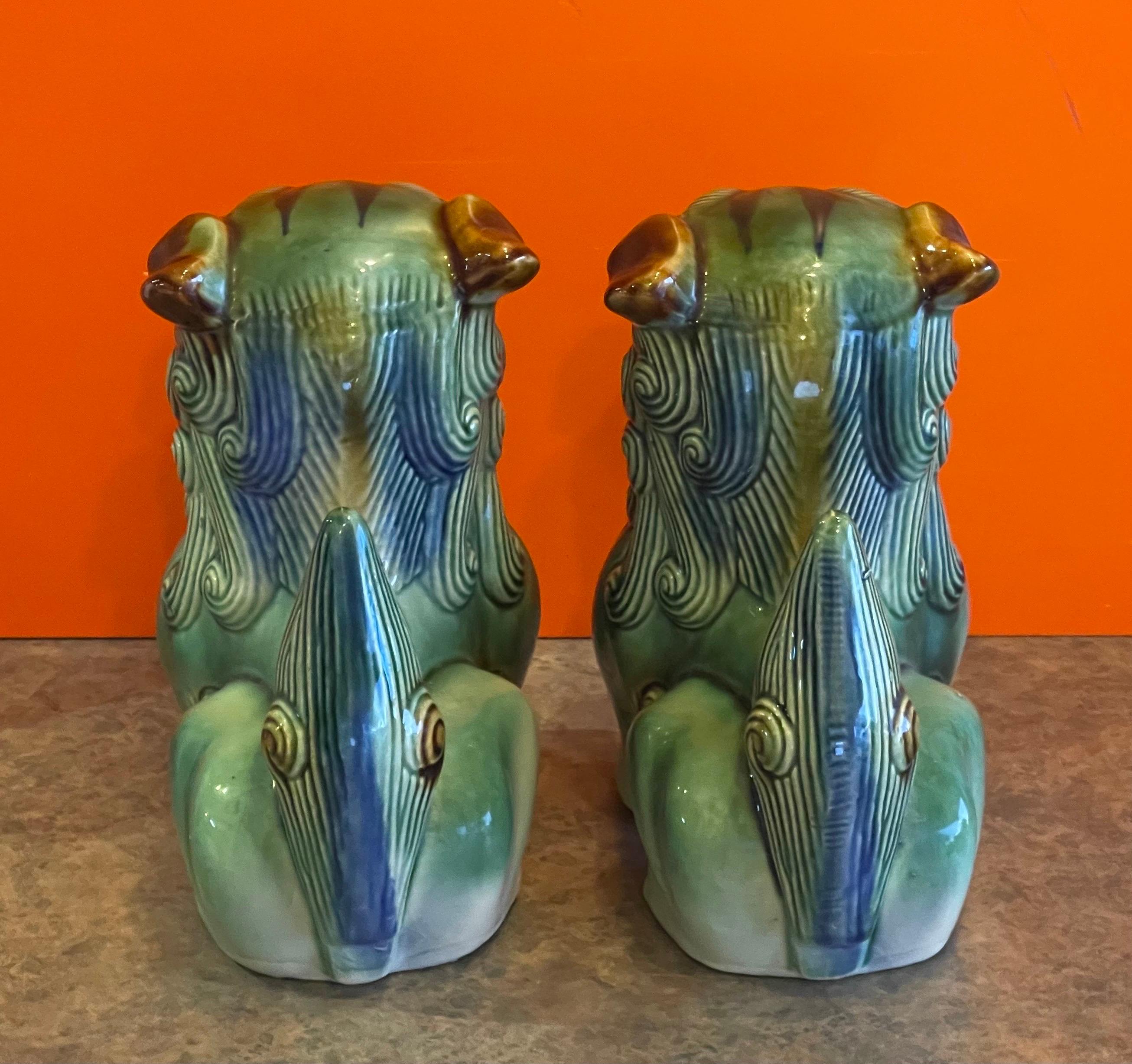Paar polychrome Foo-Hunde aus Keramik aus der Mitte des Jahrhunderts im Zustand „Gut“ im Angebot in San Diego, CA