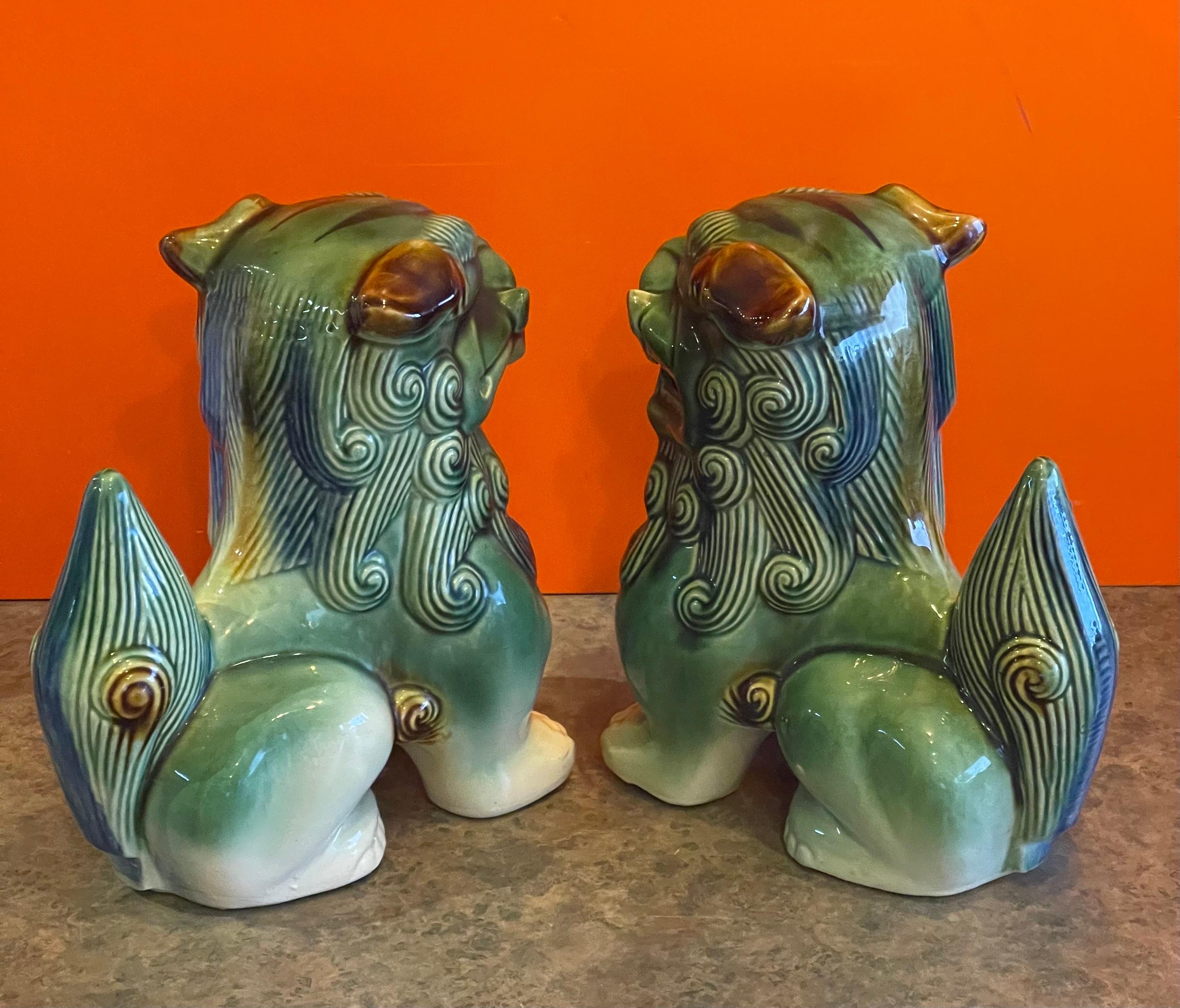 Paar polychrome Foo-Hunde aus Keramik aus der Mitte des Jahrhunderts (20. Jahrhundert) im Angebot