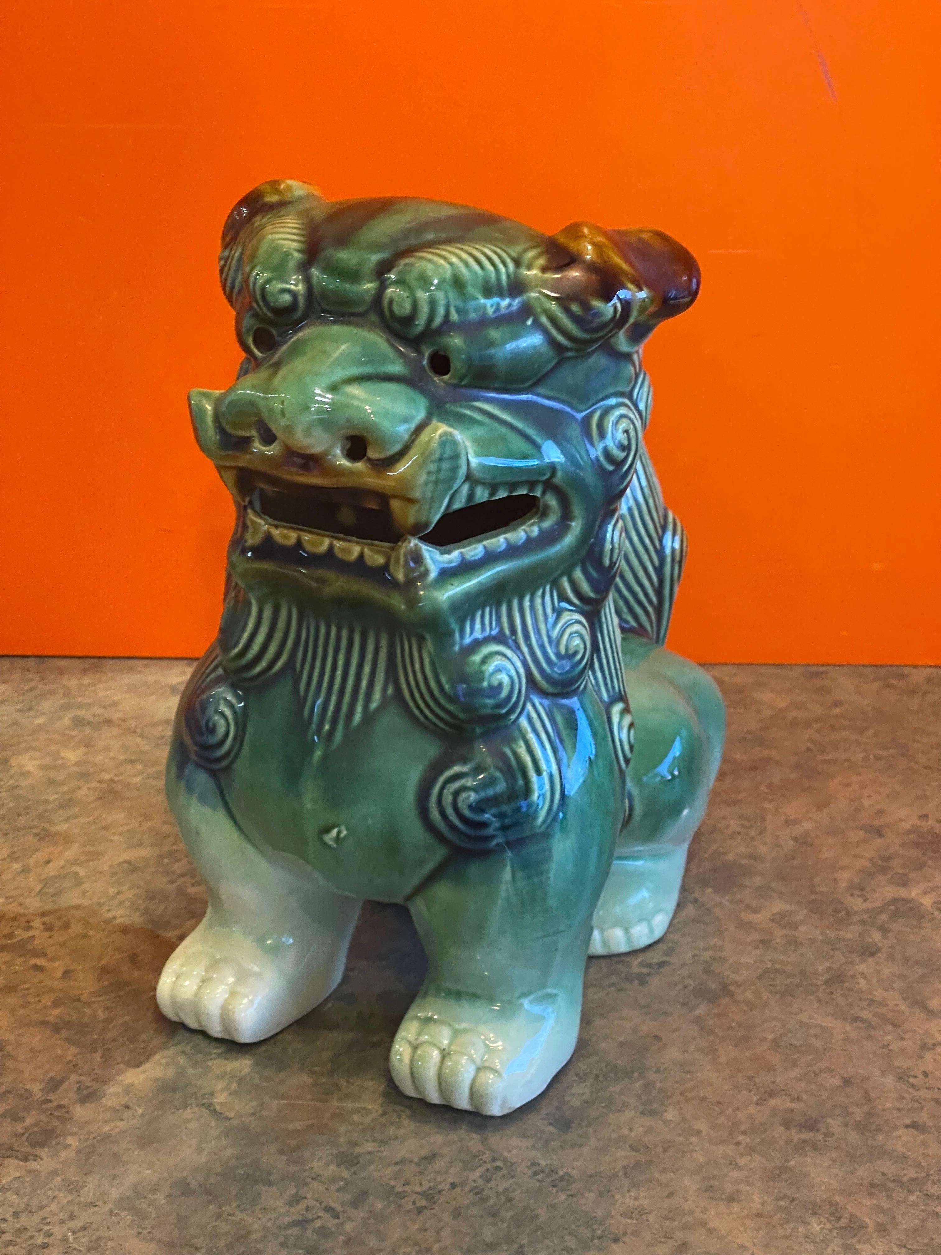 Paar polychrome Foo-Hunde aus Keramik aus der Mitte des Jahrhunderts im Angebot 1