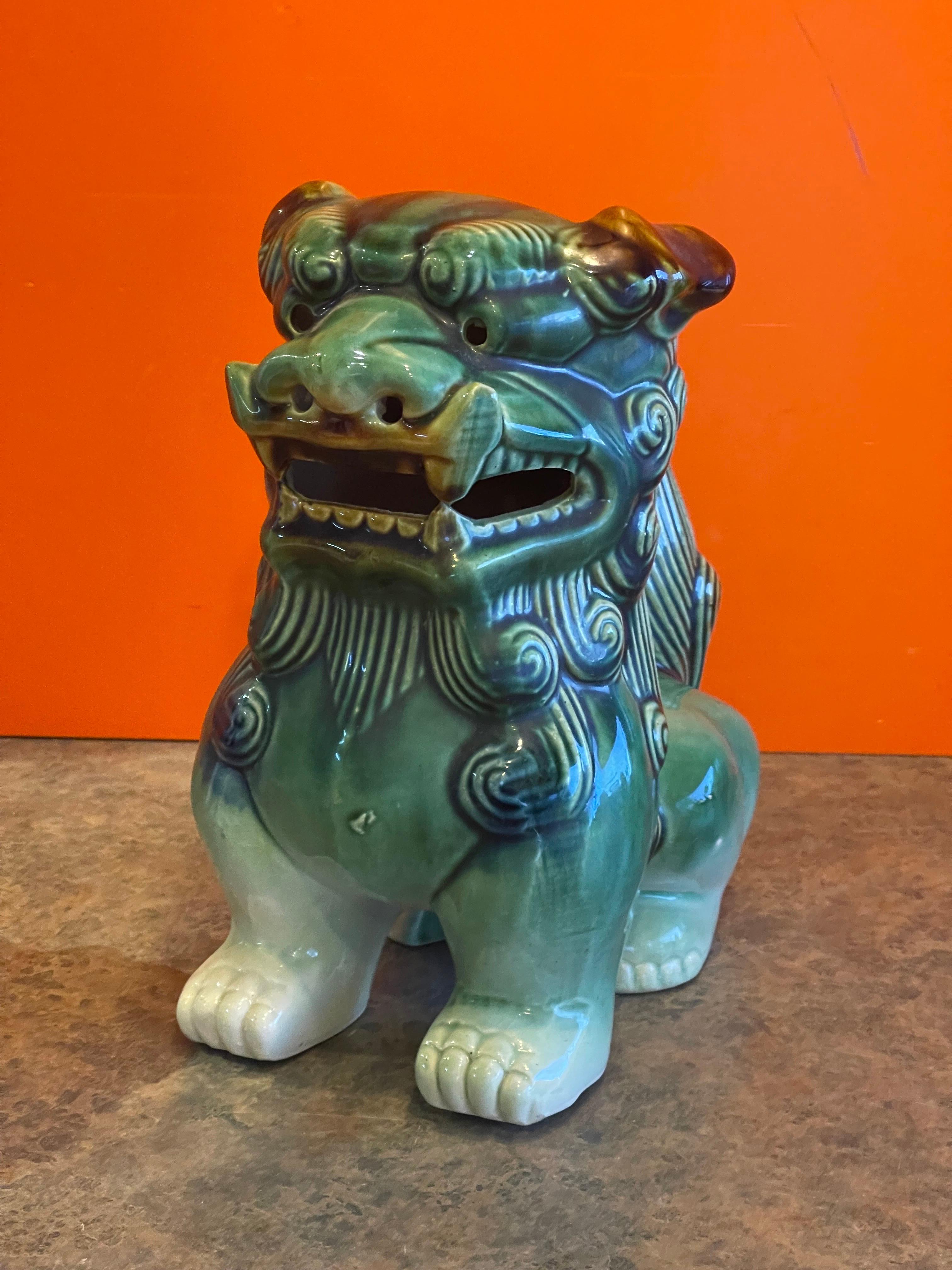 Paar polychrome Foo-Hunde aus Keramik aus der Mitte des Jahrhunderts im Angebot 2