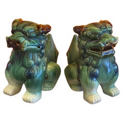 Coppia di cani da caccia in ceramica policroma della metà del secolo scorso