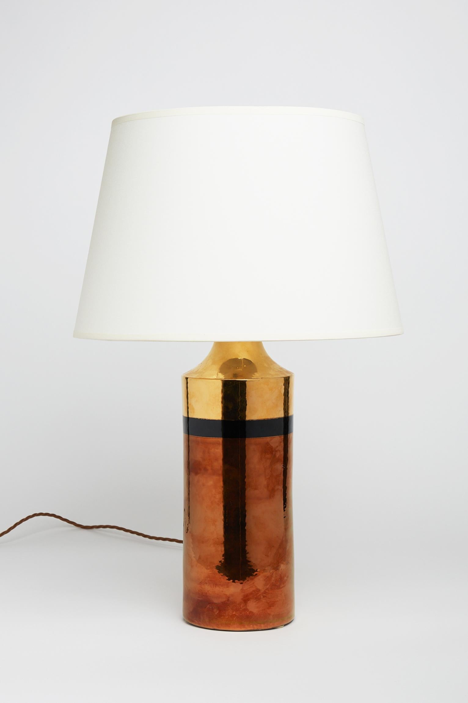 A pair of ceramic table lamps by Bergboms, with gold, bronze and copper glazes. Signed. 
Sweden, Circa 1970.
Measures: With the shade: 62 cm high by 40 cm diameter.
Lamp bases only: 42 cm high by 14 cm diameter.
 