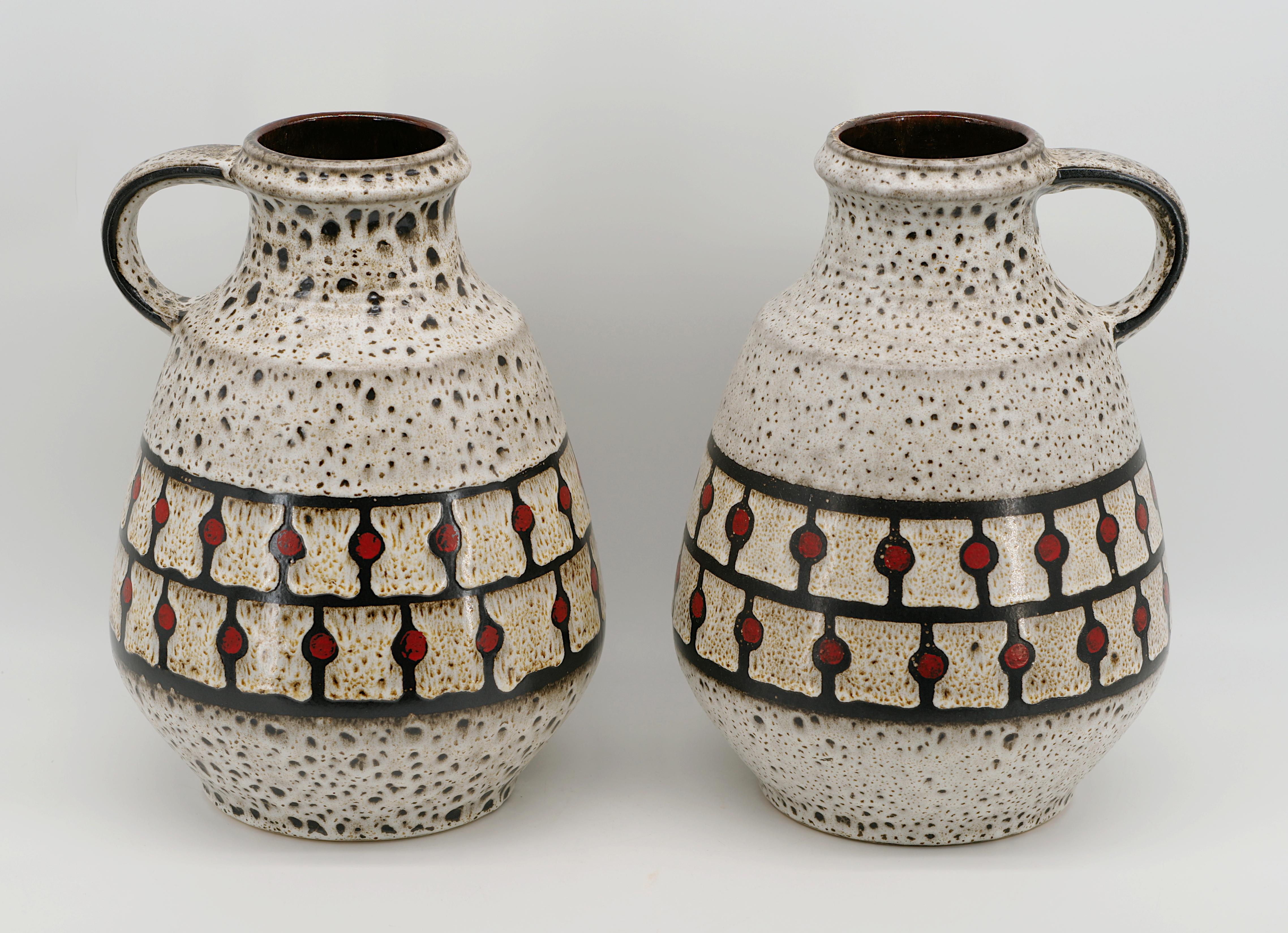 Paire de vases en céramique, Allemagne, fin des années 1960. Hauteur : 36cm - 14.2 in, Diamètre : 26cm - 10.2 in. Marque Jasba sous la base. Label Jasba sur le col. Peut être monté comme lampe.

Les vases de Jasba Keramik datant des années 1950 à