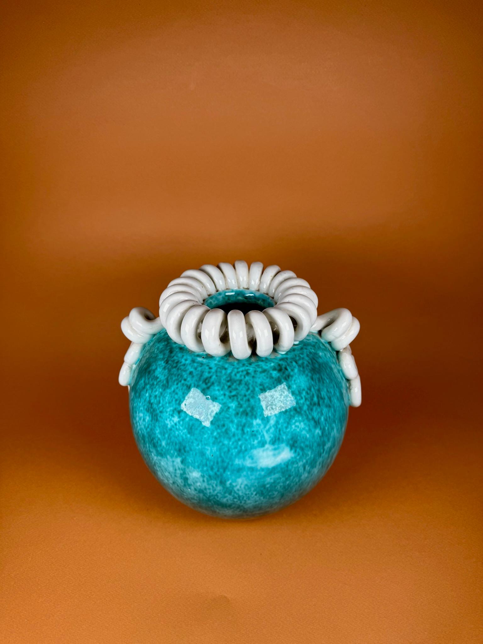 Origine
Sainte Radegonde, Francia, anni '50-'60 circa

I materiali
Ceramica smaltata

Condizione
Condizioni vintage molto buone, in linea con l'età.

Una vivace coppia di vasi sferici in ceramica dell'atelier Sainte Radegonde, risalente agli anni