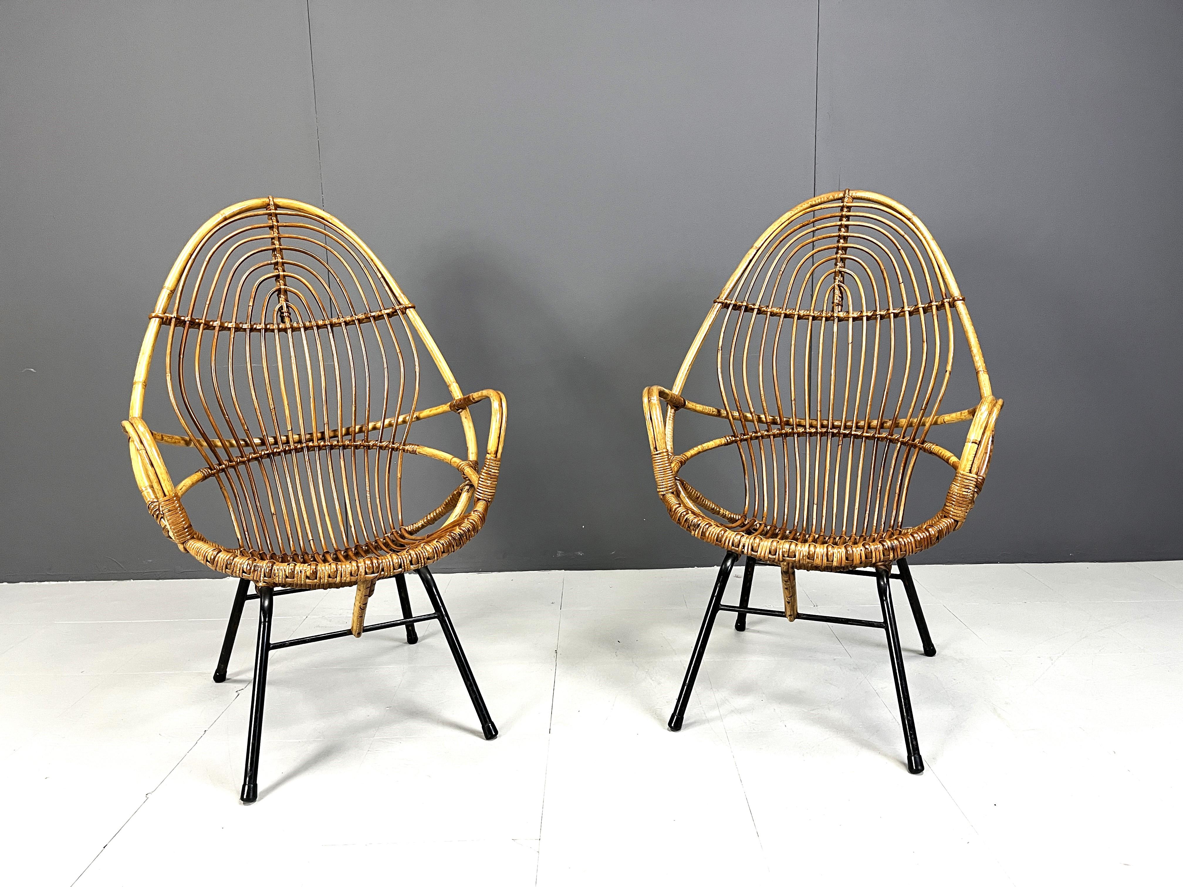 Coppia di eleganti sedie da salotto in rattan con base in metallo laccato.

Bellissima forma organica.

Paesi Bassi - Anni '60 

Dimensioni: 
Altezza: 95 cm
Larghezza: 60 cm
Profondità: 60 cm
Altezza della seduta 38 cm

Rif.: 663452

*Il prezzo si