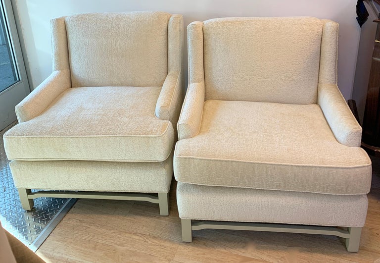 20th Century Pair of Midcentury Chairs in Bouclé Upholstery with Lacquered Wood Frame For Sale