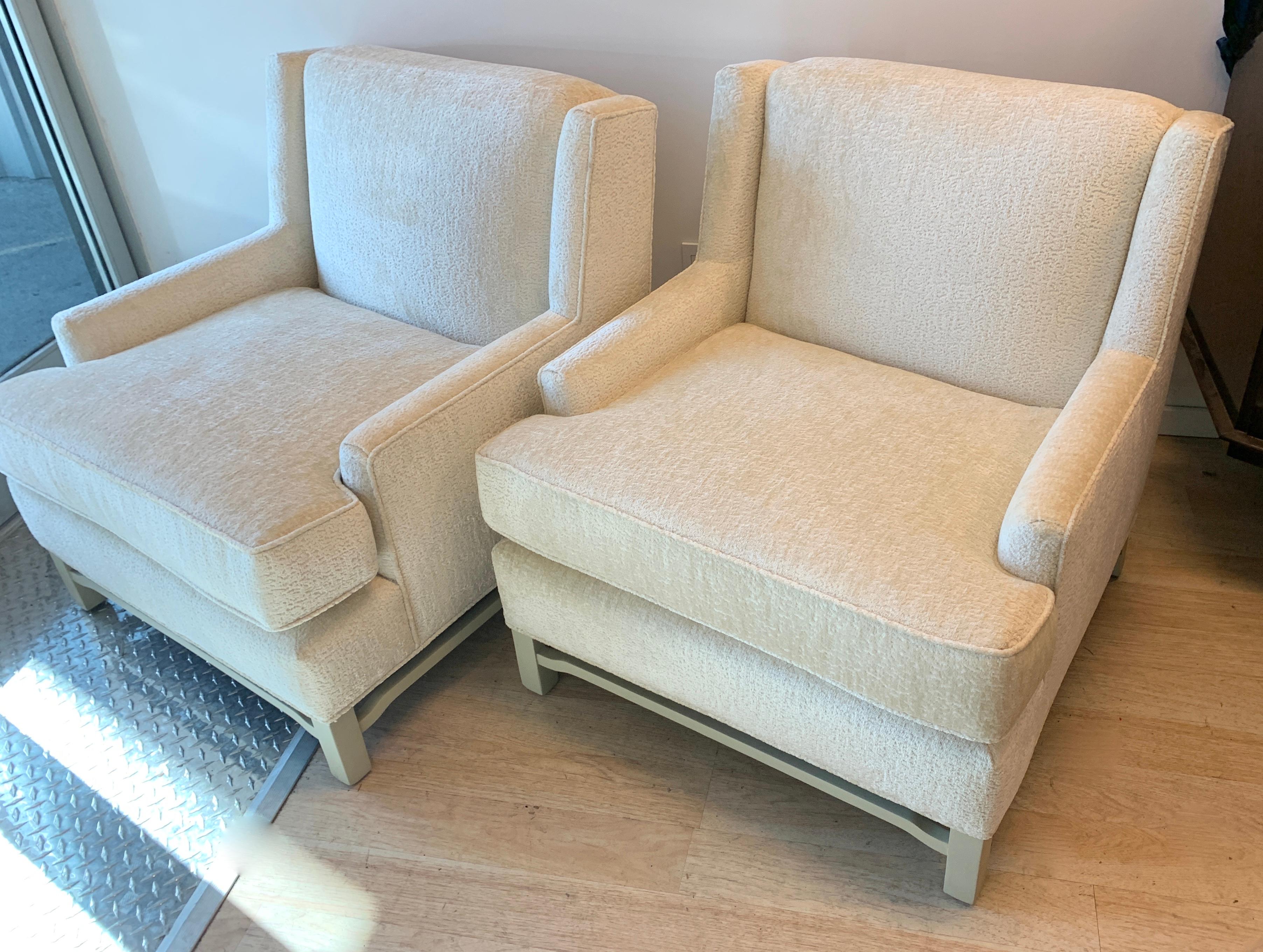 Pair of Midcentury Chairs in Bouclé Upholstery with Lacquered Wood Frame For Sale 1