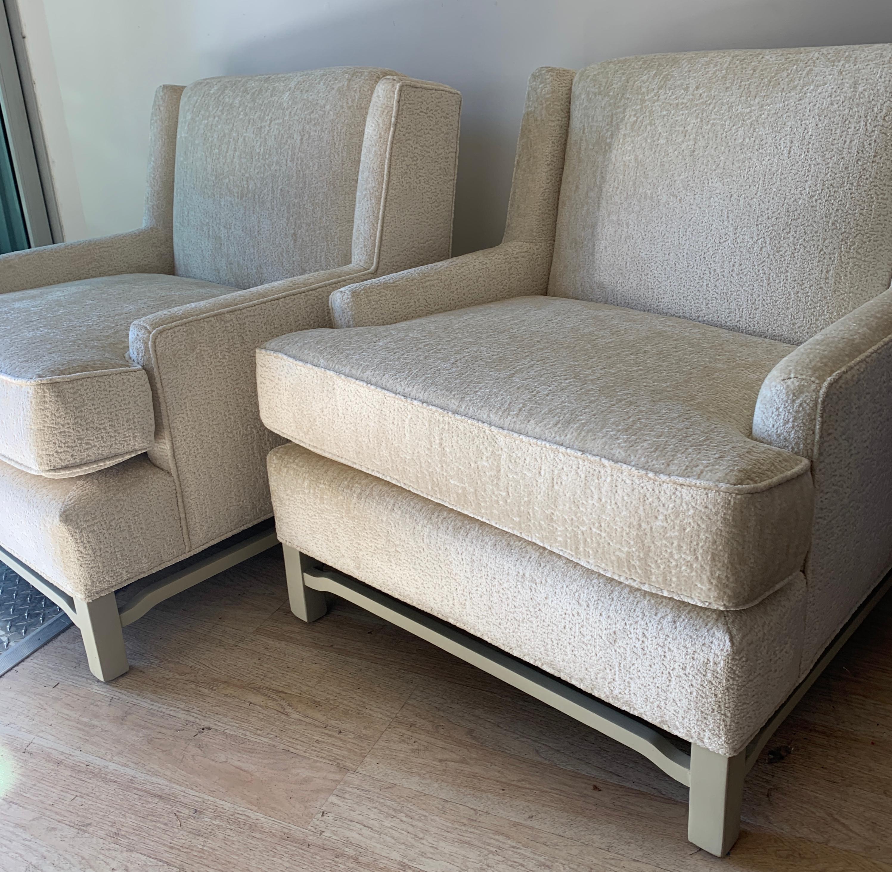 Tissu d'ameublement Paire de chaises du milieu du siècle en tapisserie Bouclé avec cadre en Wood Wood laqué en vente