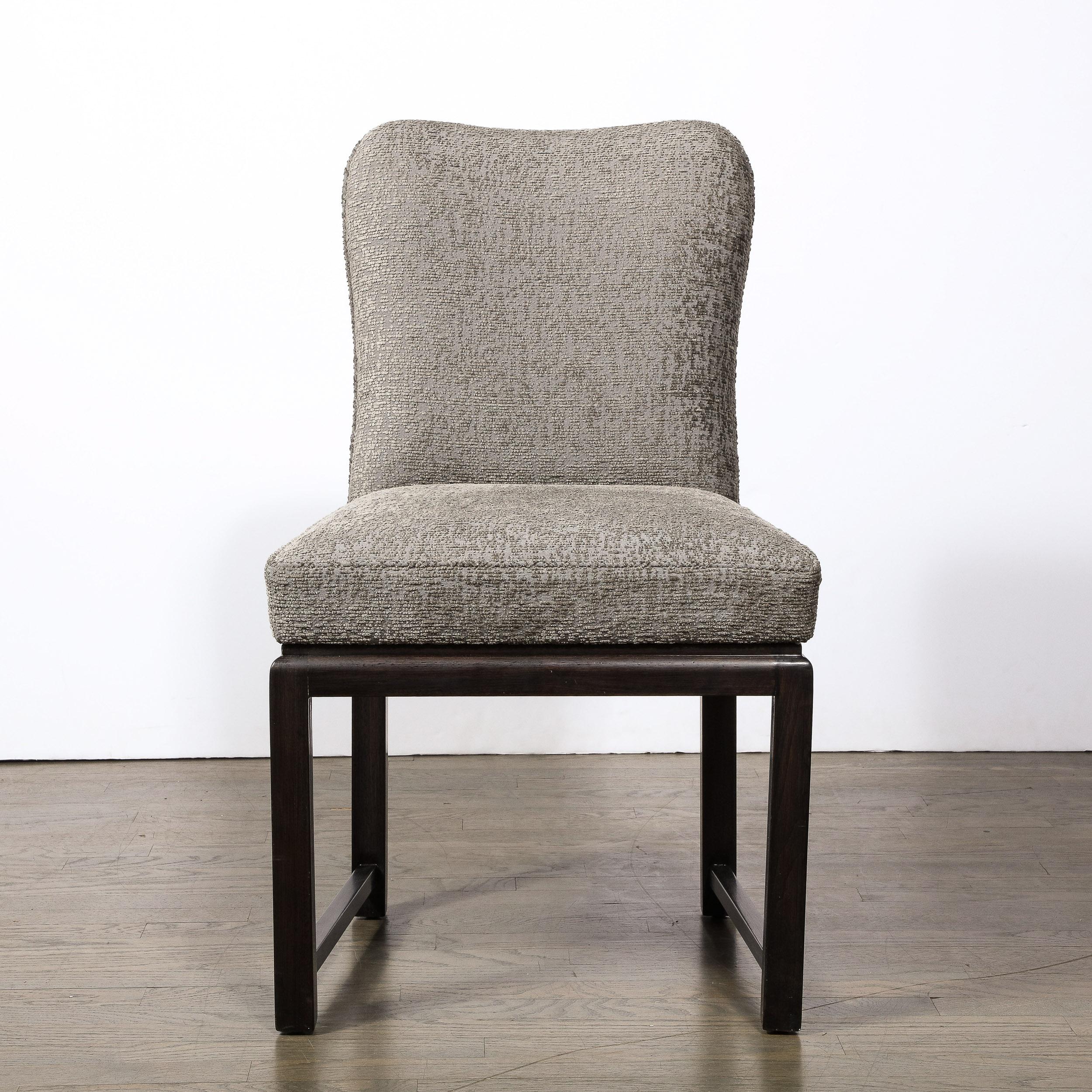 Paar von  Mid Century Stühle in Ebonized Walnut Basis / Holly Hunt Stoff (Art déco) im Angebot