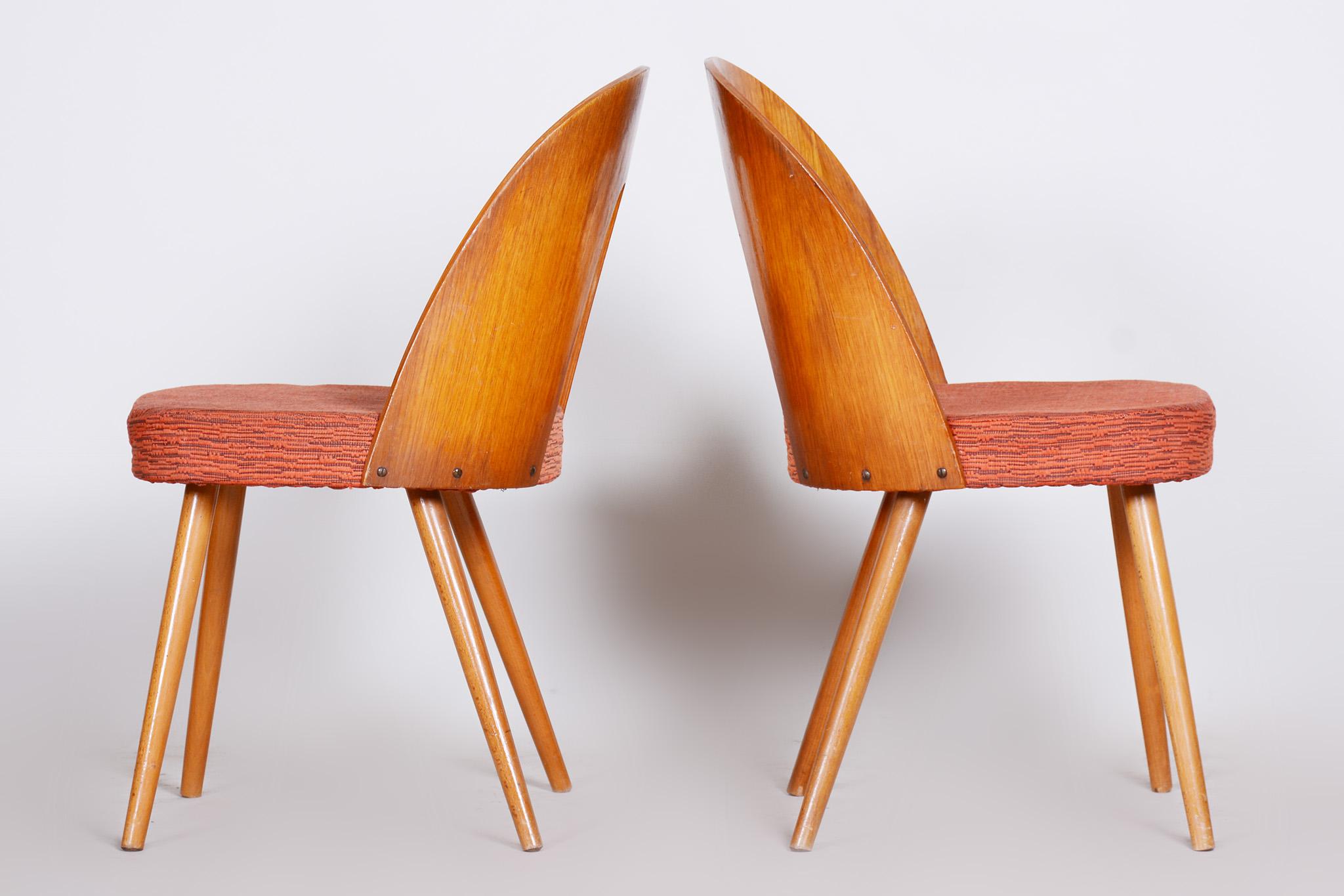 Tchèque Paire de chaises du milieu du siècle fabriquées dans la Tchécoslovaquie des années 1950, designées par Antonín Šuman en vente