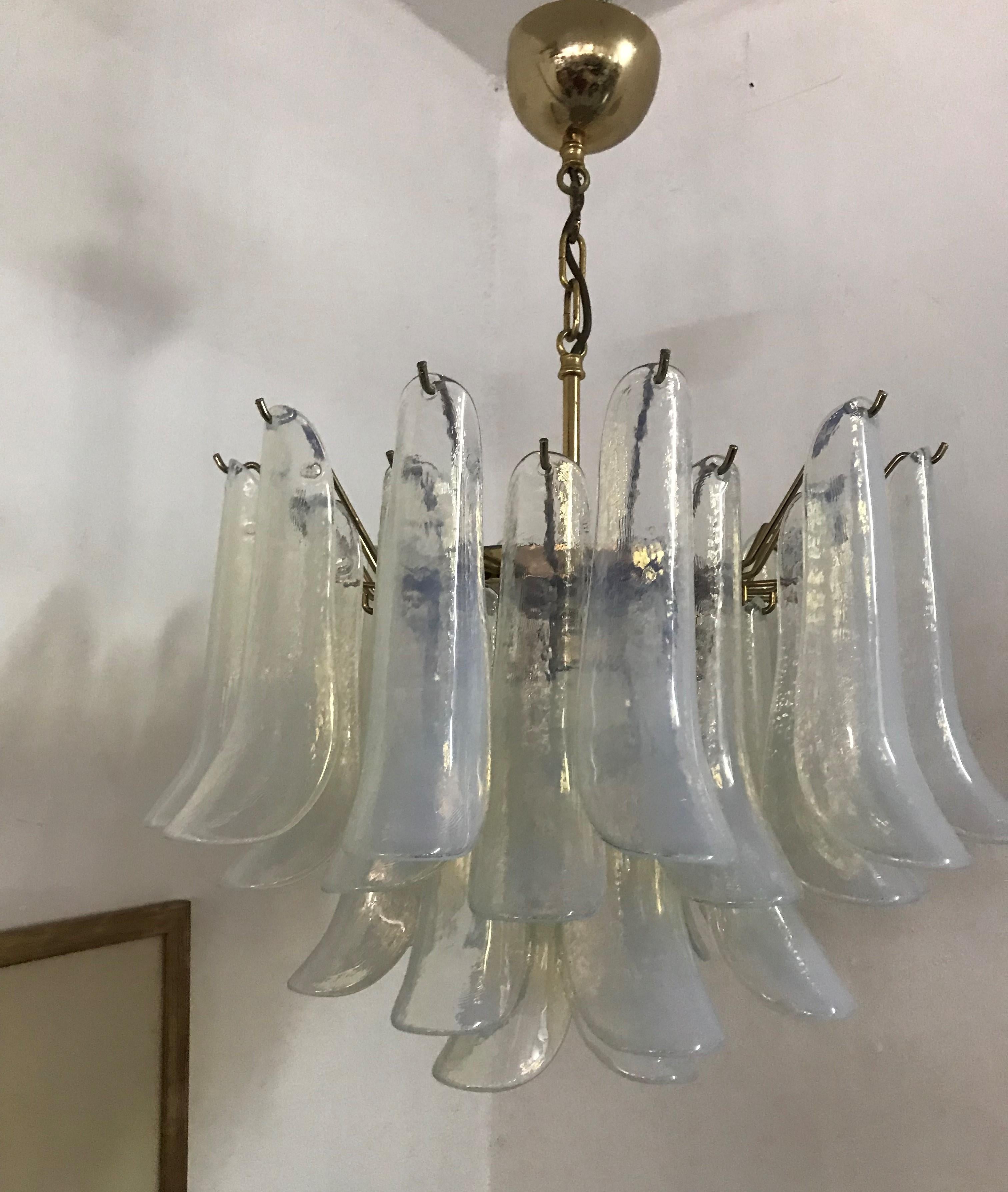 Vetro soffiato Coppia di lampadari di metà secolo, La Murrina in vetro di Murano opalescente, circa 1970 in vendita