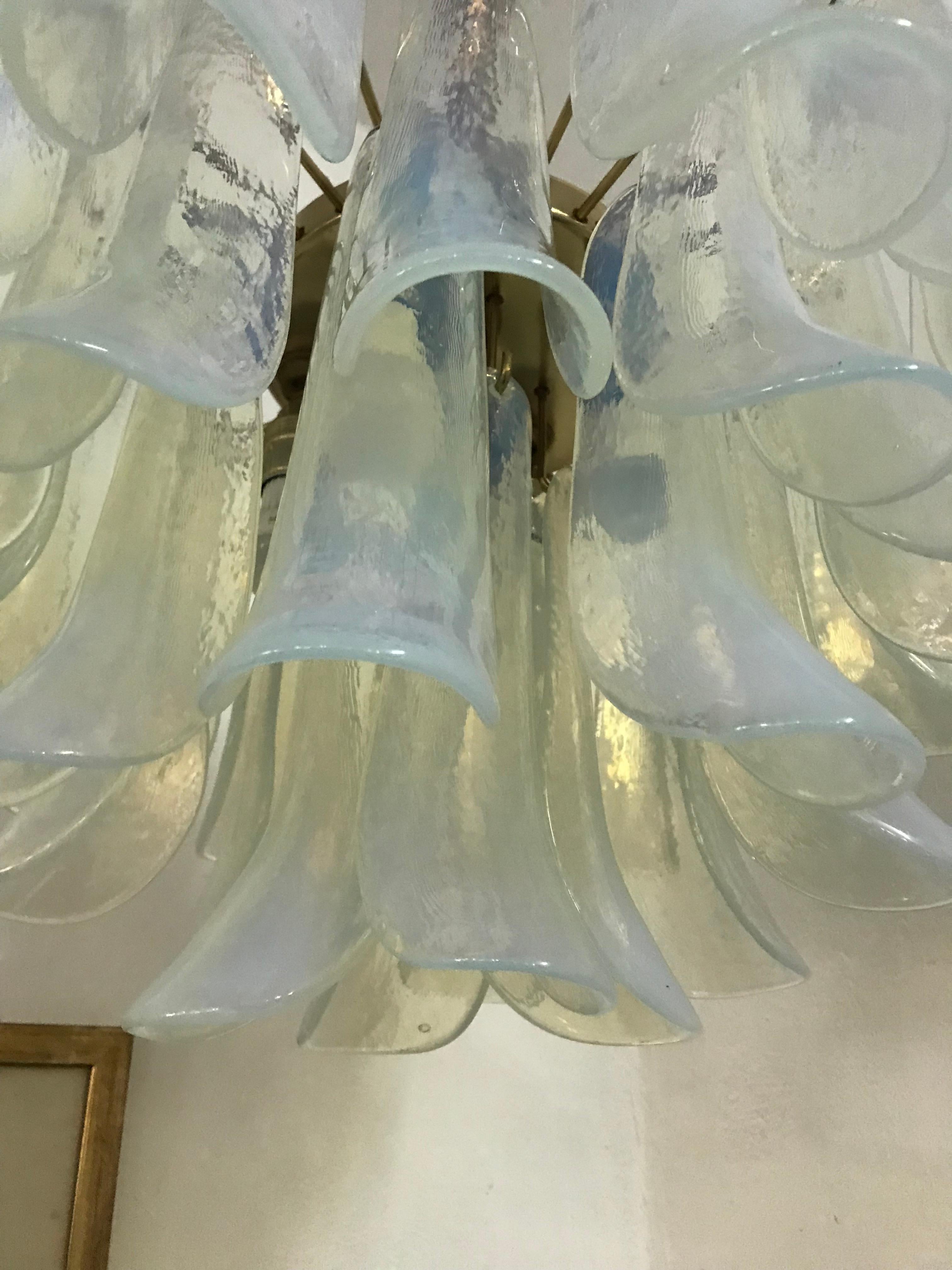 XX secolo Coppia di lampadari di metà secolo, La Murrina in vetro di Murano opalescente, circa 1970 in vendita