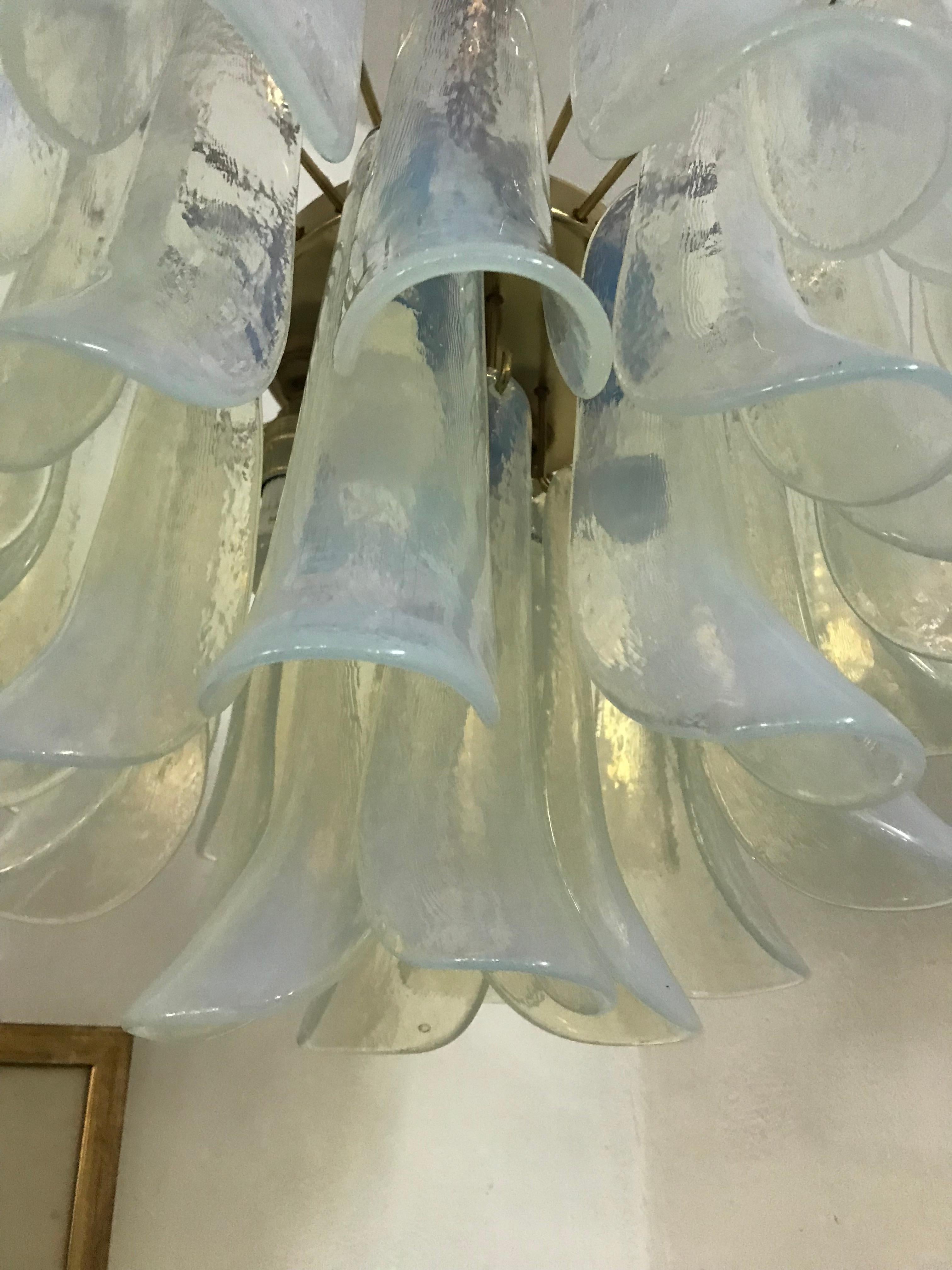 Paire de lustres du milieu du siècle, La Murrina en verre de Murano opalescent, vers 1970 en vente 2