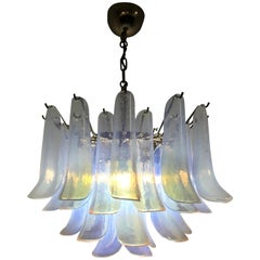 Coppia di lampadari di metà secolo, La Murrina in vetro di Murano opalescente, circa 1970