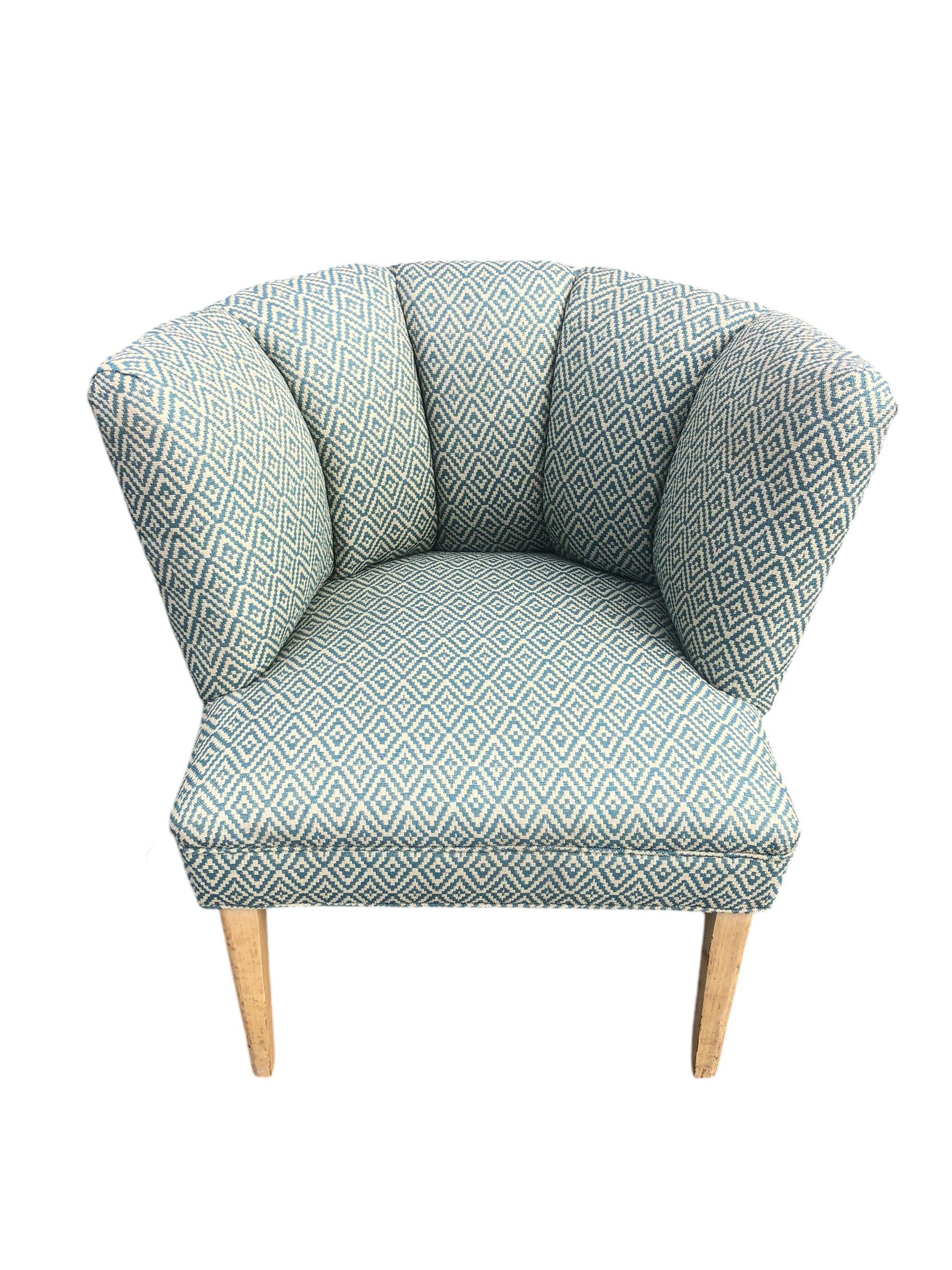 Paire de chaises longues à dossier cannelé du milieu du siècle. Nouvellement tapissé.
Recherchez des options d'expédition moins onéreuses.