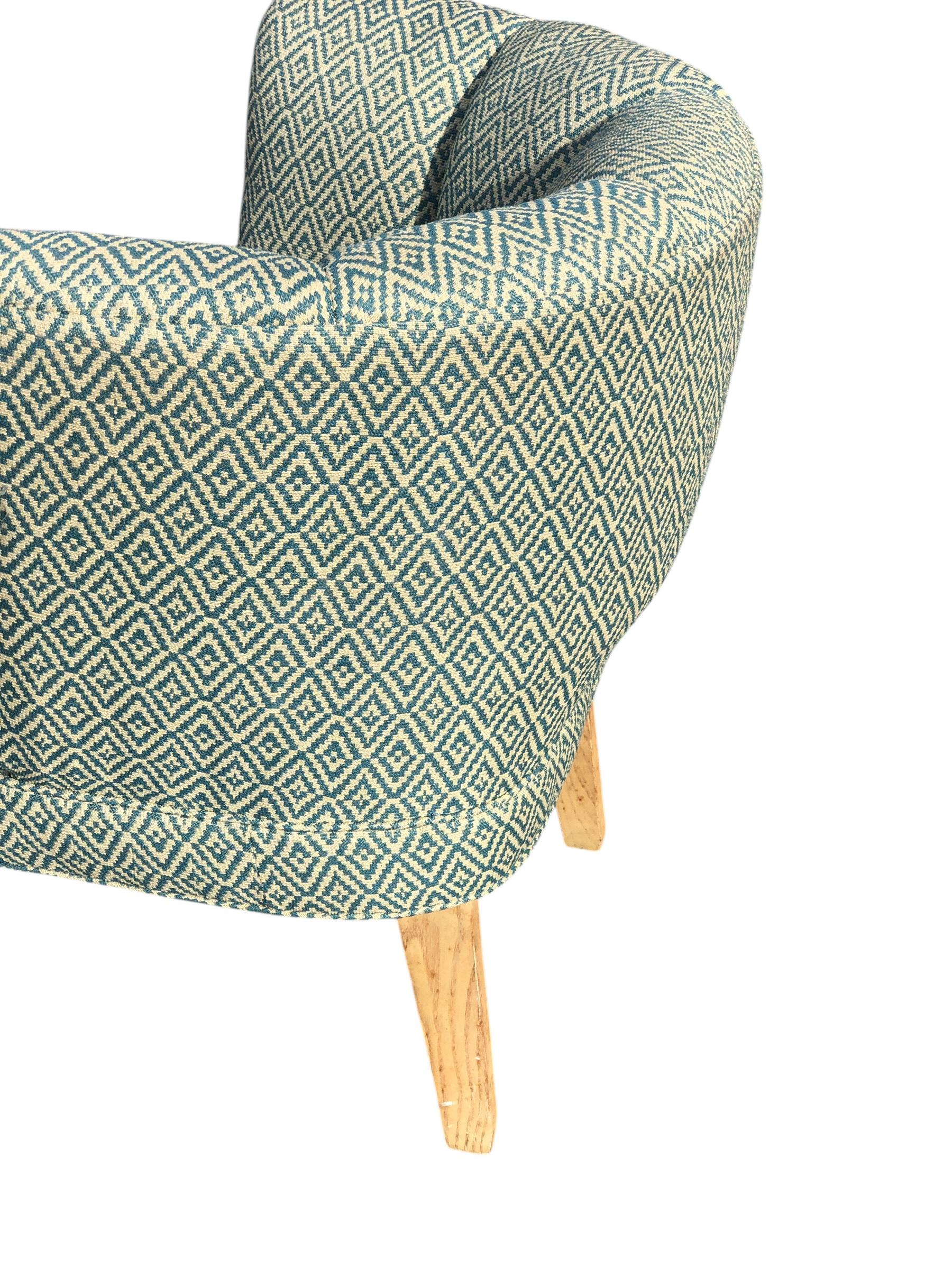 Tissu Paire de chaises longues à dossier Channel du milieu du siècle dernier en vente