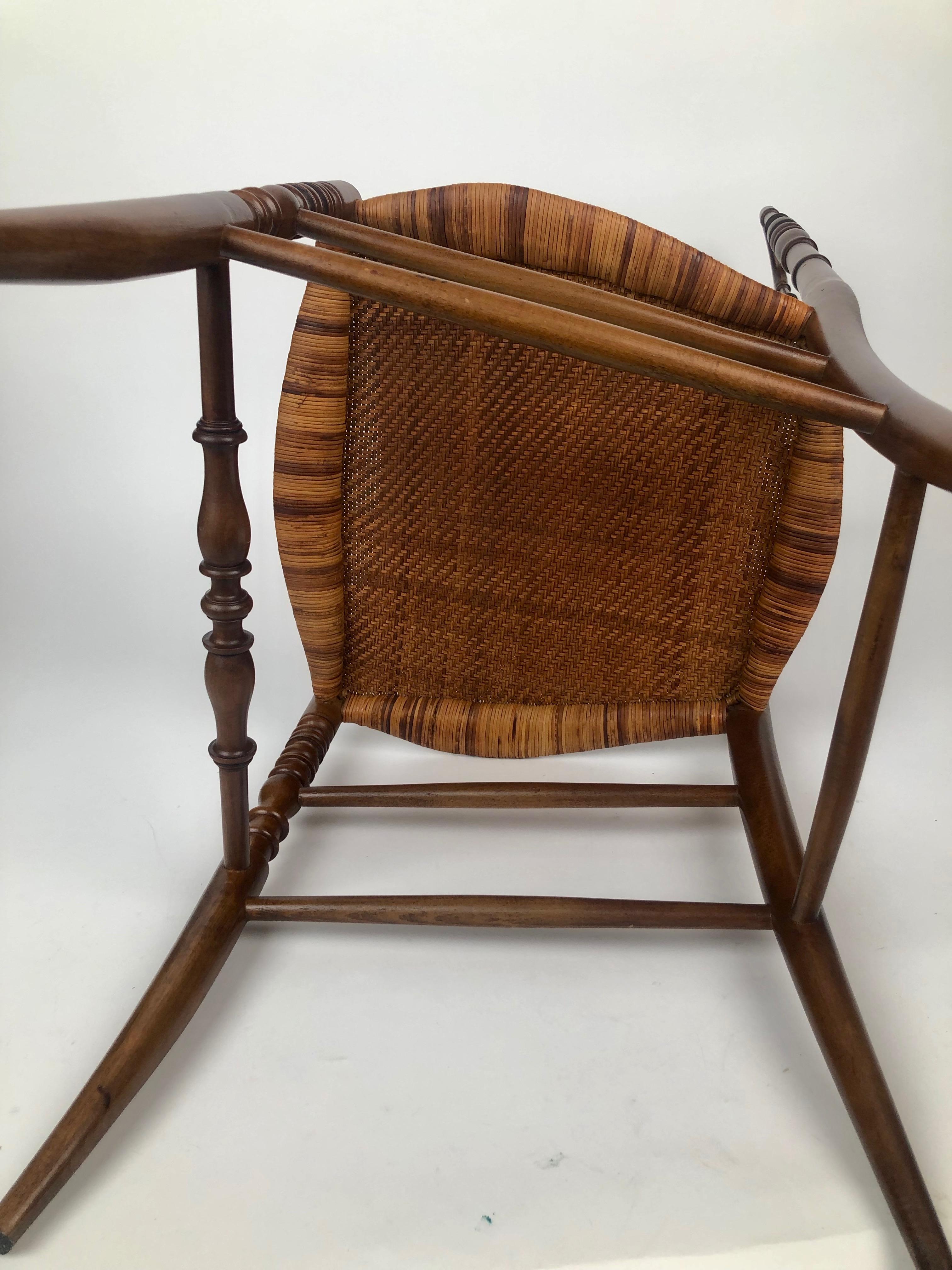 Paire de chaises Chiavari du milieu du siècle avec assise en rotin en vente 3