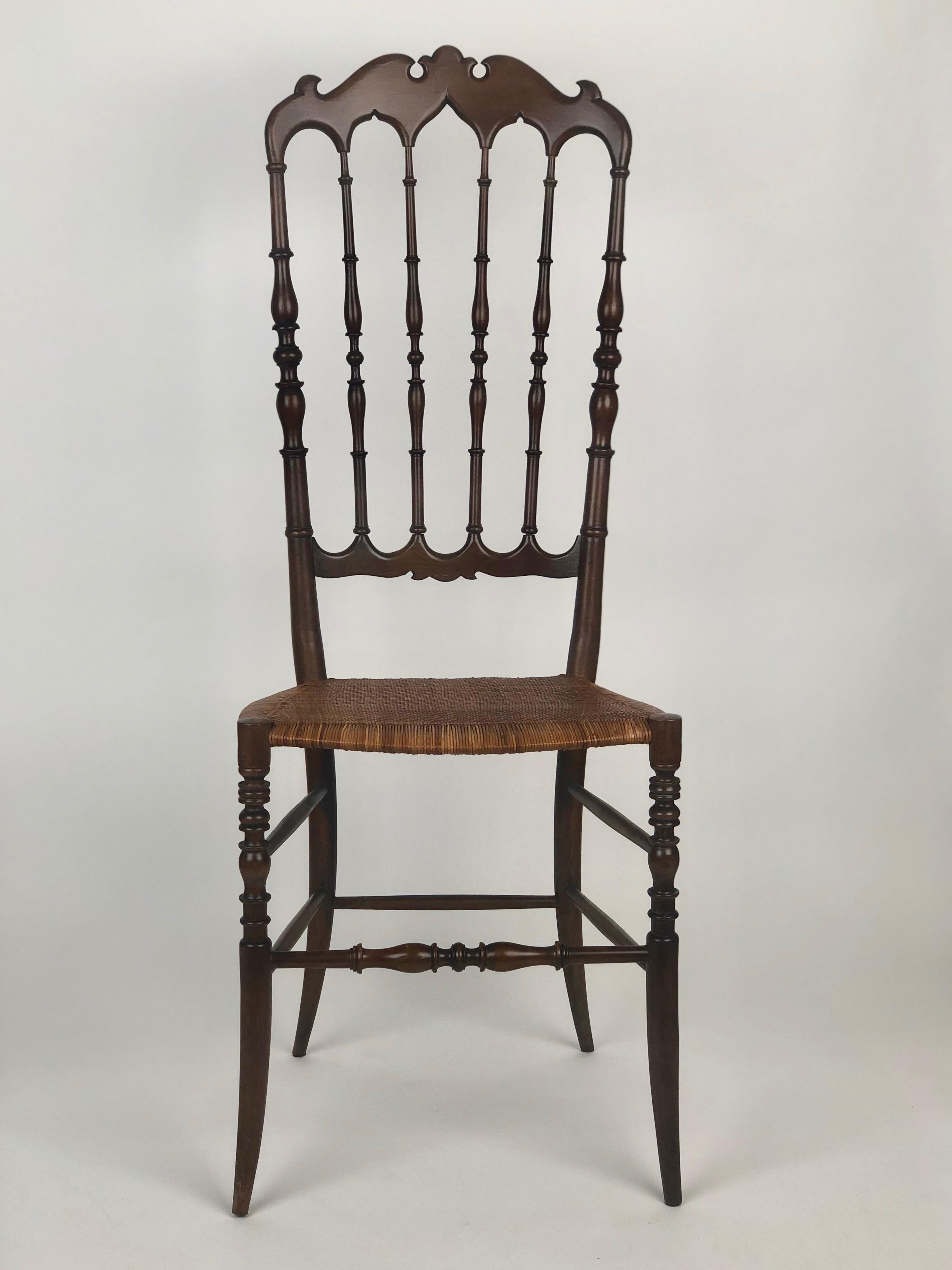 Paire de chaises Chiavari du milieu du siècle avec assise en rotin en vente 4
