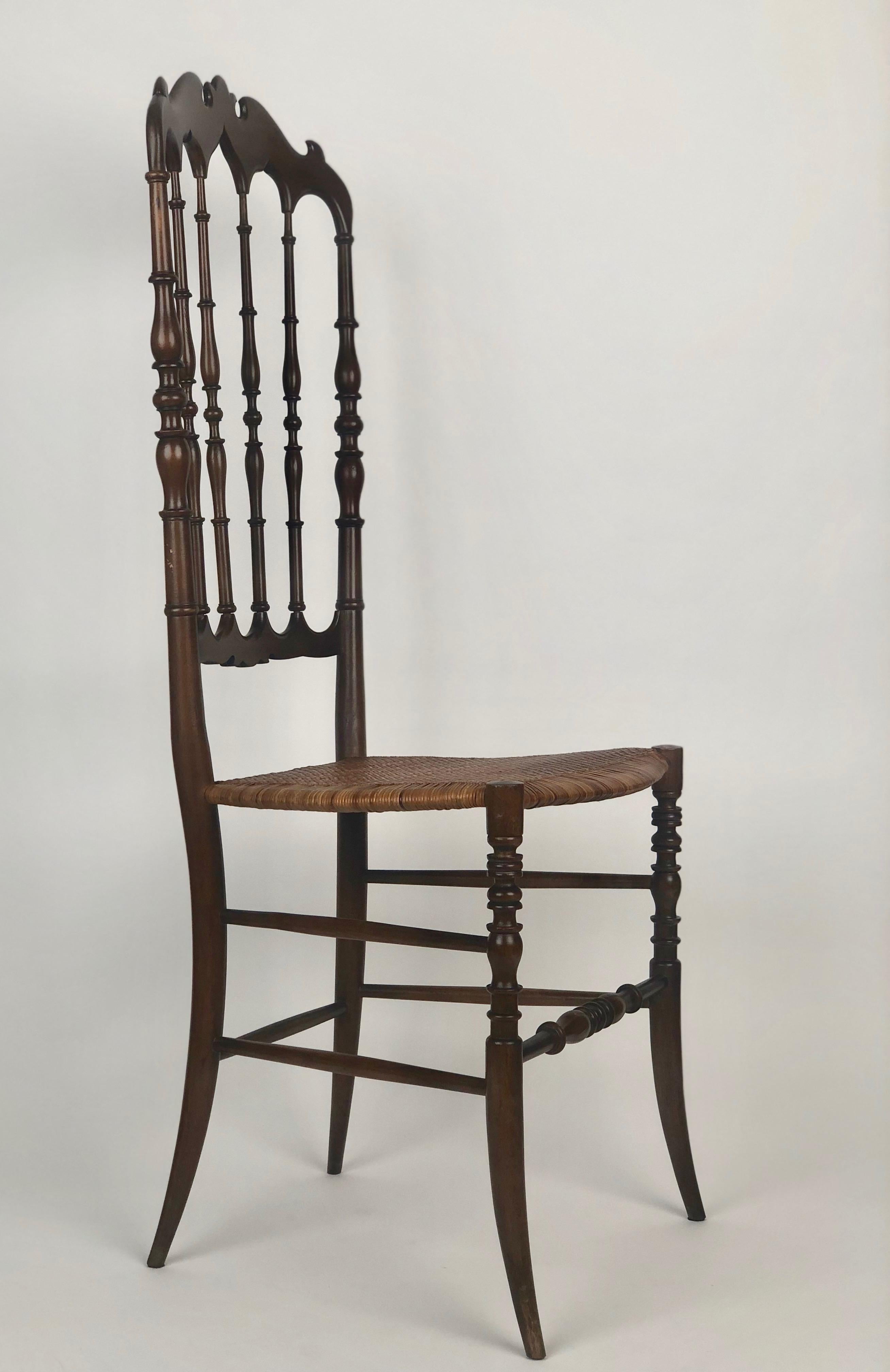 Paire de chaises Chiavari du milieu du siècle avec assise en rotin en vente 5