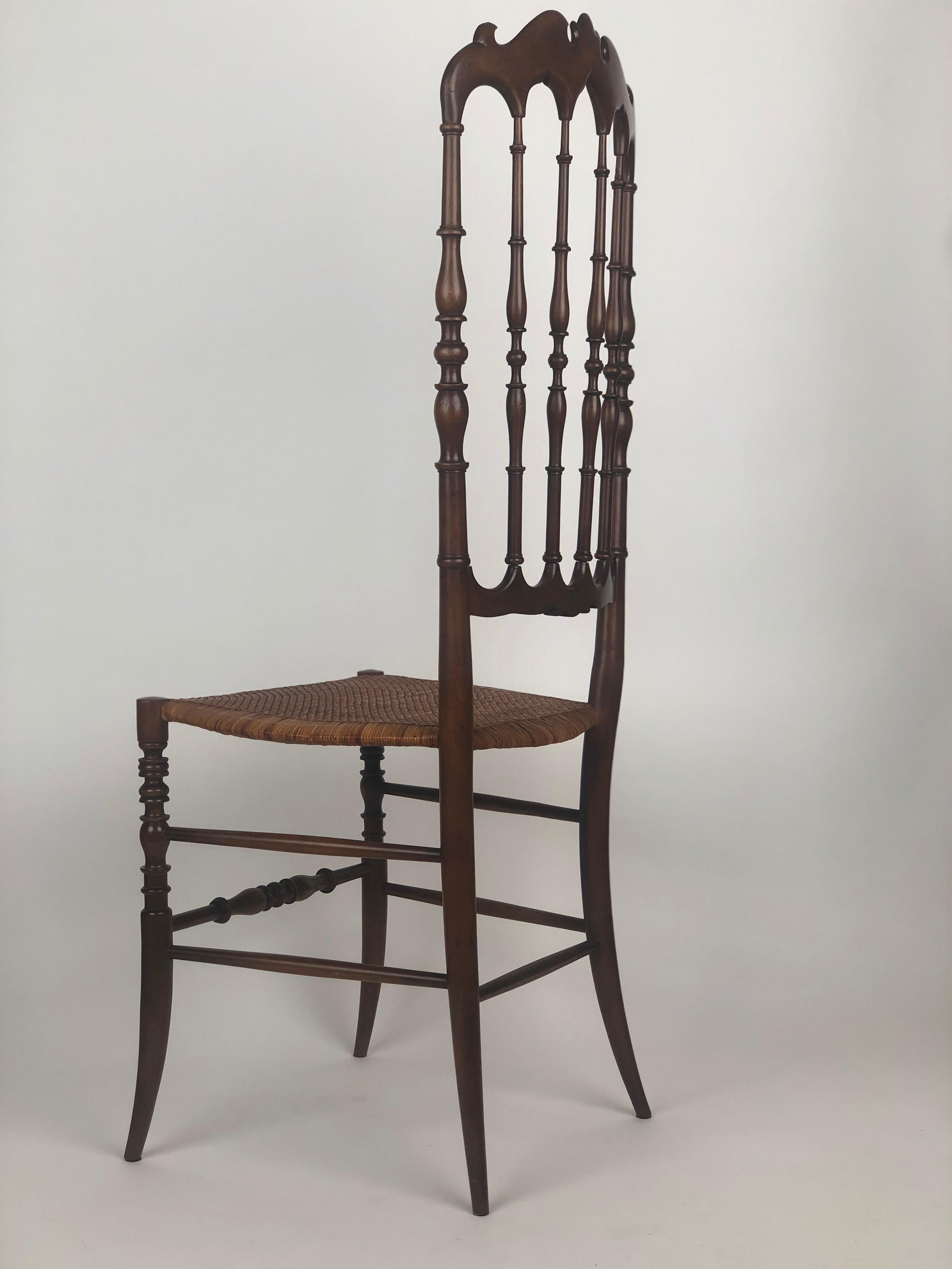 Paire de chaises Chiavari du milieu du siècle avec assise en rotin en vente 8