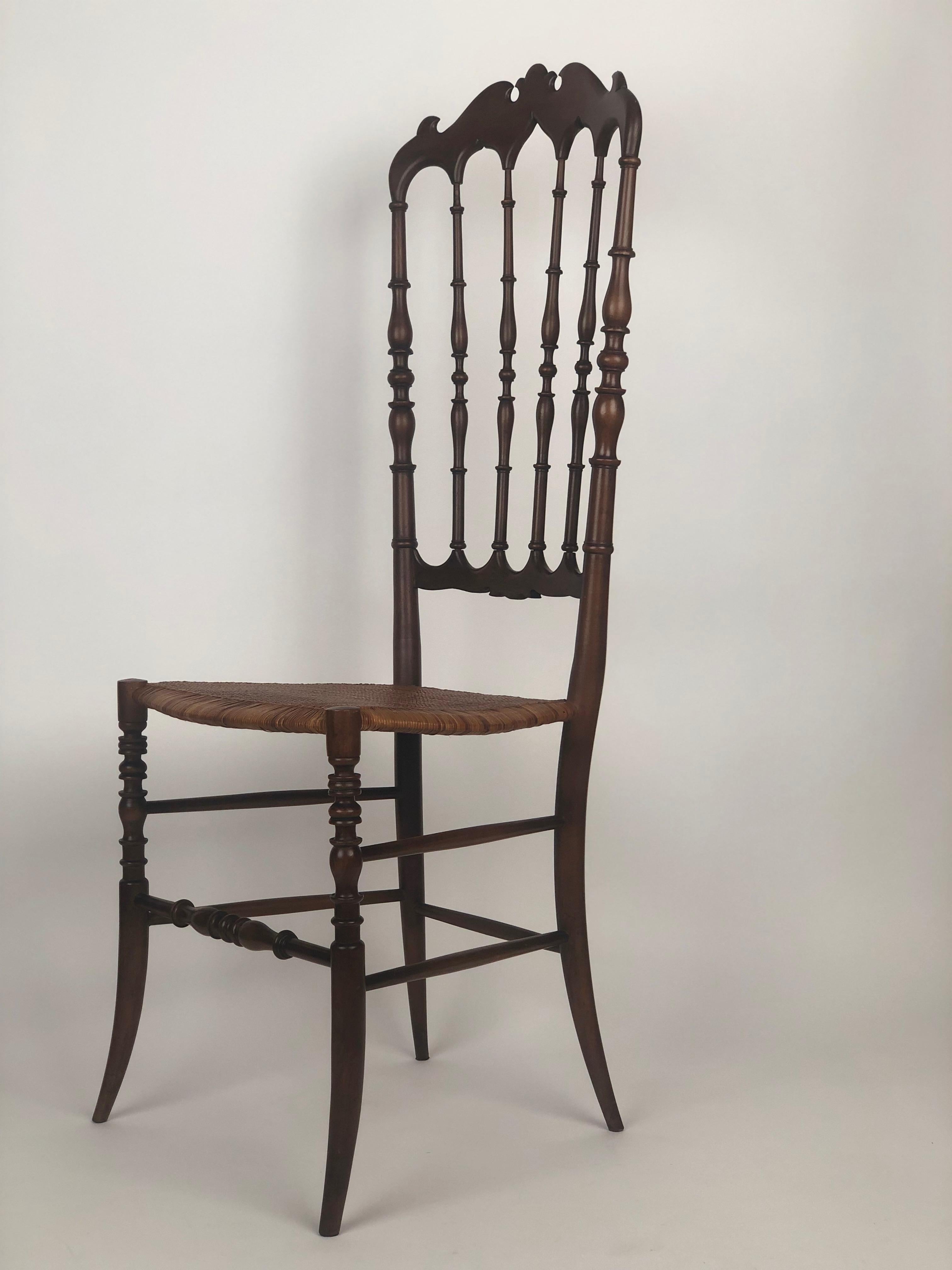 Paire de chaises Chiavari du milieu du siècle avec assise en rotin en vente 9