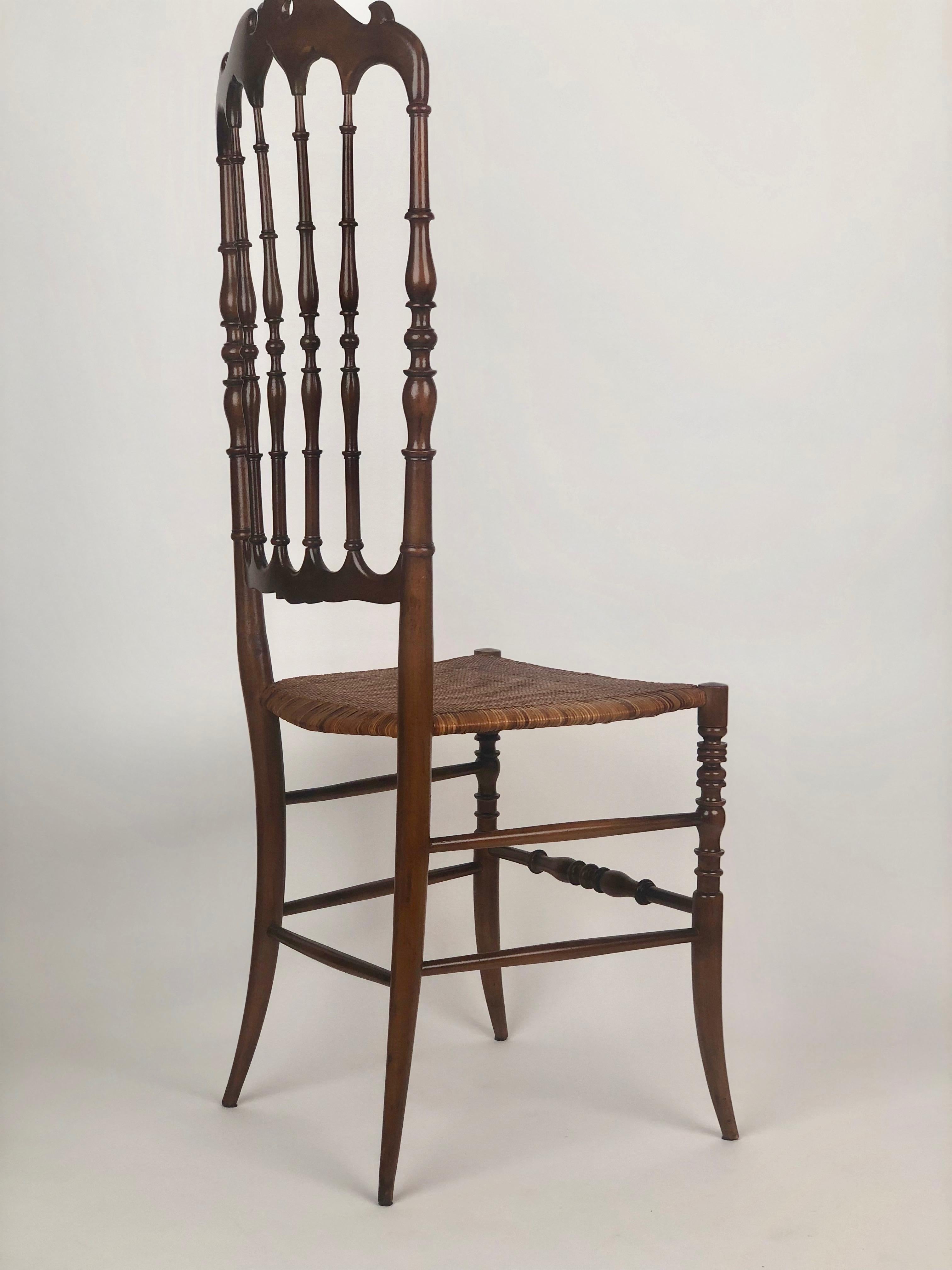 Ensemble de deux chaises Chiavari produites dans les années 1950.
Les chaises ont un siège en rotin en excellent état et un dossier haut (66 cm).
Le cadre en bois de cerisier a  a été rafraîchi et a reçu une belle couleur d'origine.
