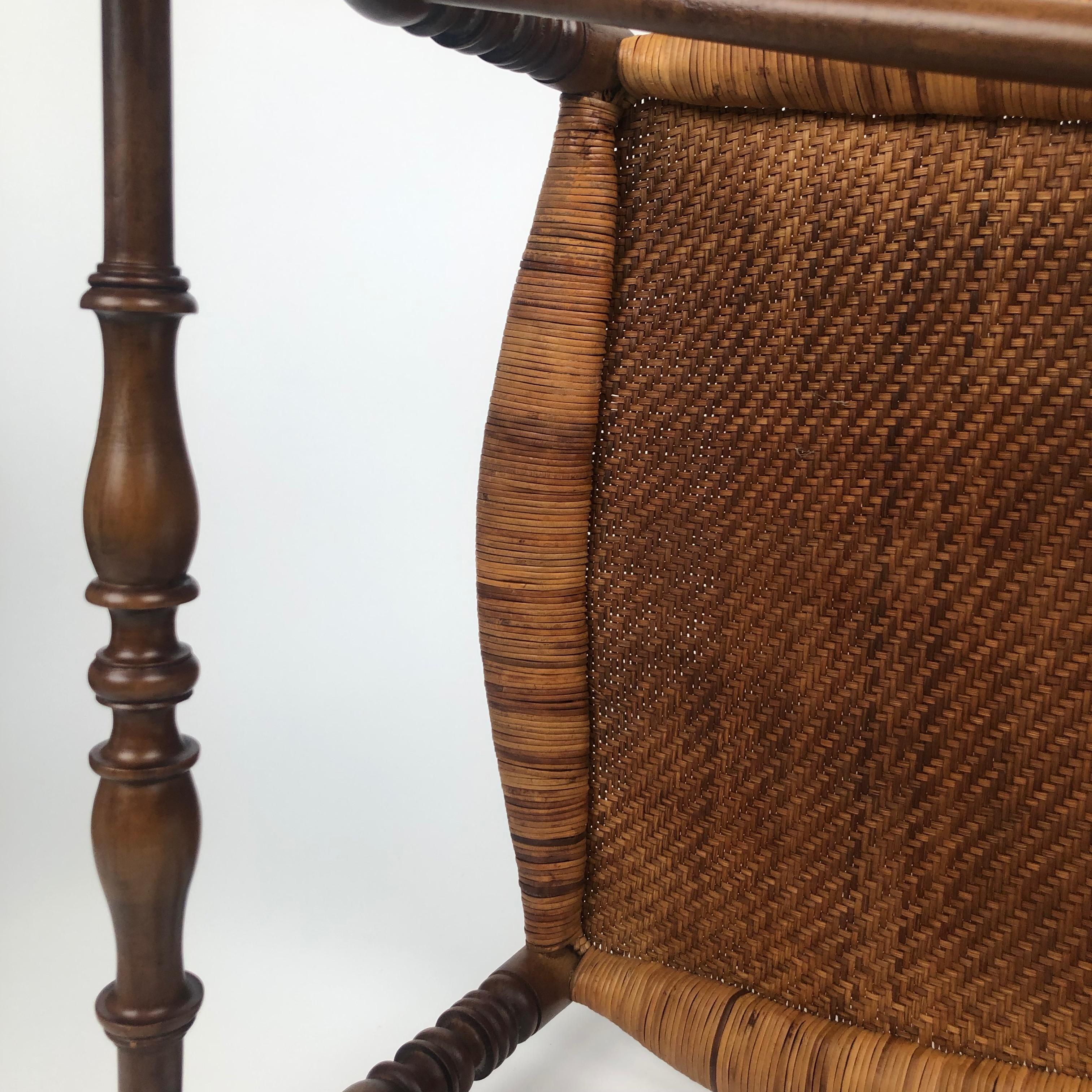 Paire de chaises Chiavari du milieu du siècle avec assise en rotin en vente 13
