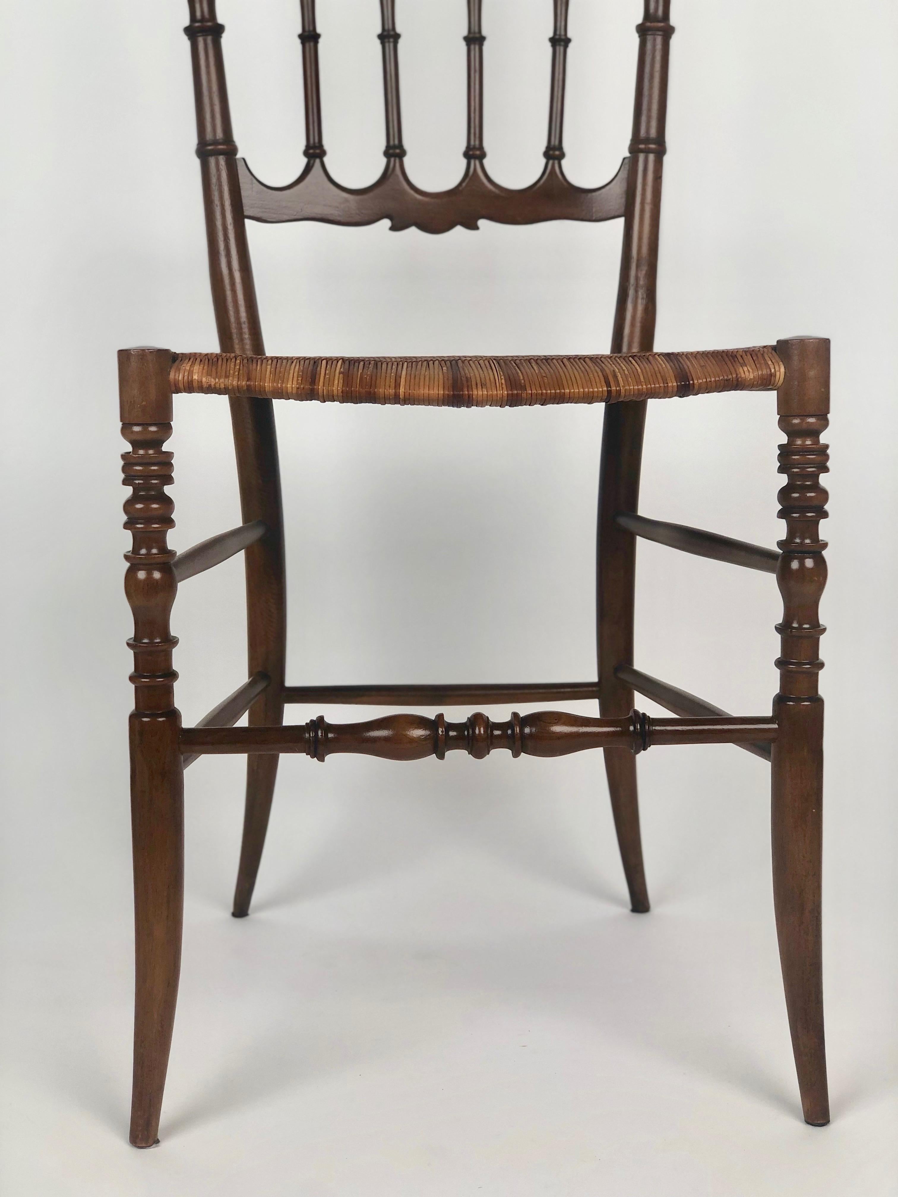 Milieu du XXe siècle Paire de chaises Chiavari du milieu du siècle avec assise en rotin en vente