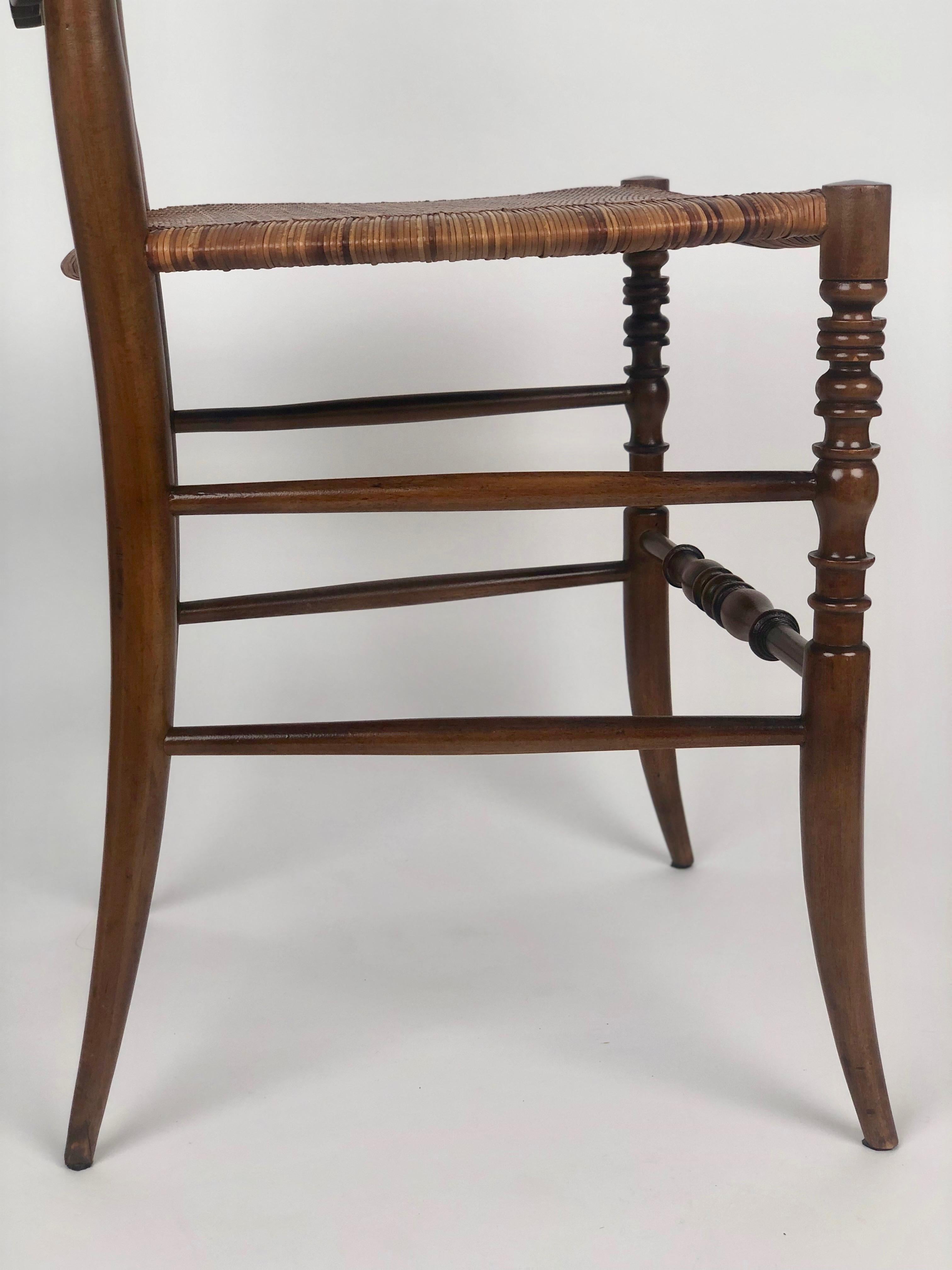 Bois Paire de chaises Chiavari du milieu du siècle avec assise en rotin en vente