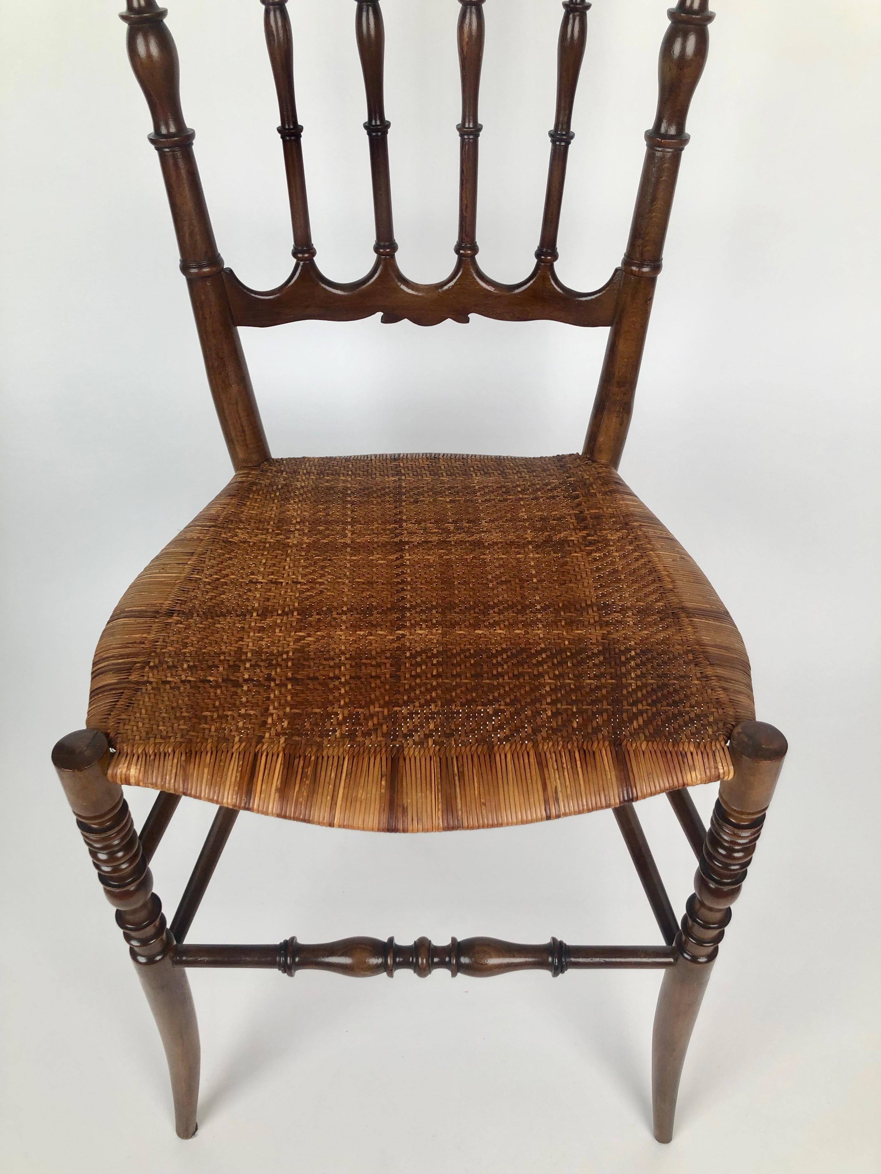 Paire de chaises Chiavari du milieu du siècle avec assise en rotin en vente 1