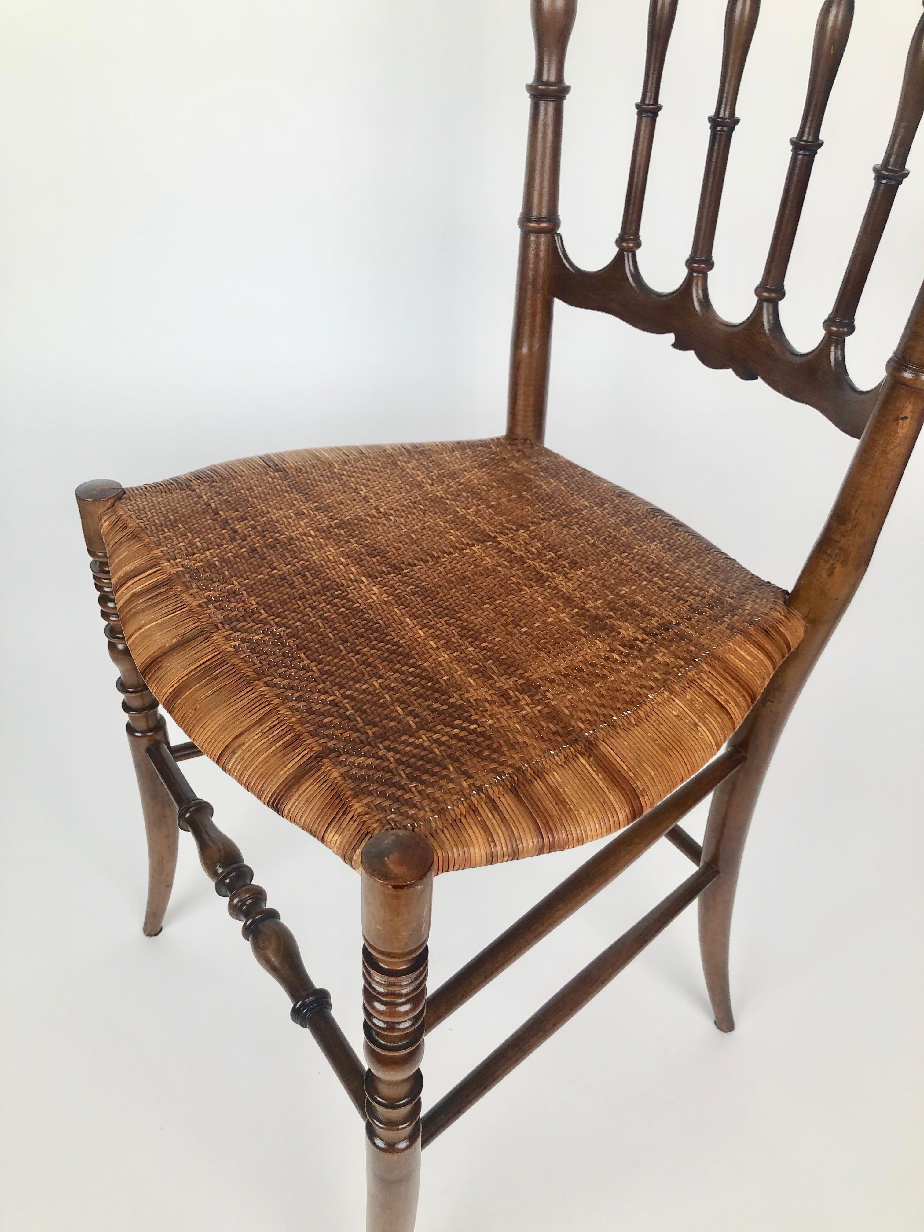 Paire de chaises Chiavari du milieu du siècle avec assise en rotin en vente 2