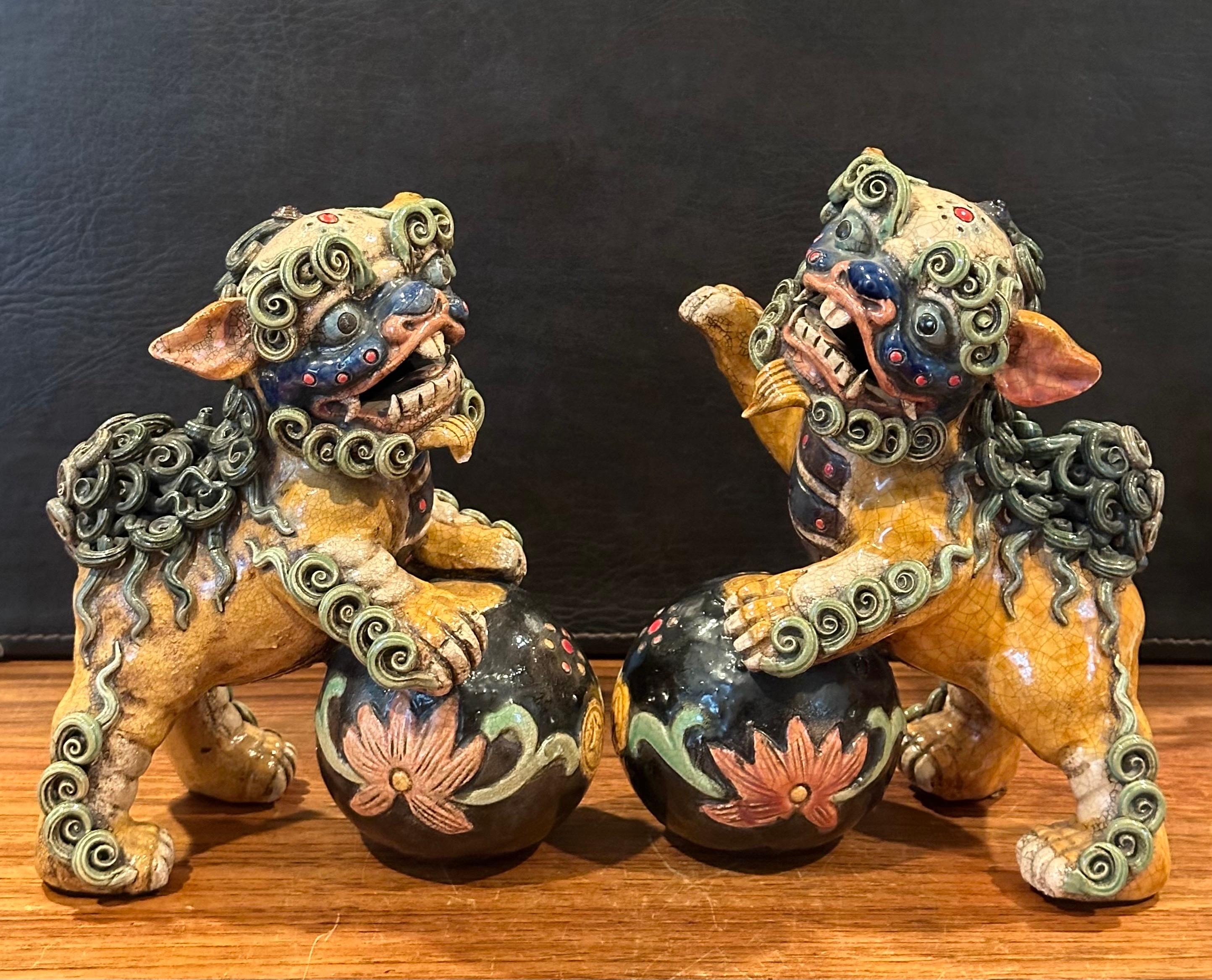Paire de chiens Foo polychromes en céramique chinoise du milieu du siècle dernier en vente 3