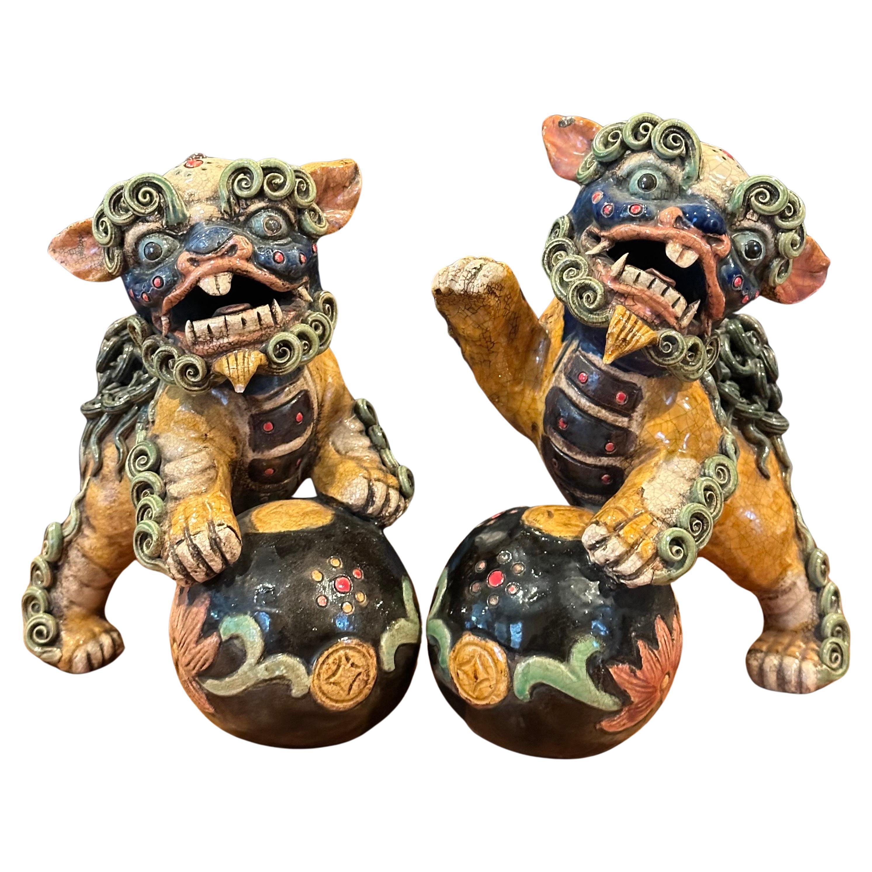 Paar chinesische polychrome Foo-Hunde aus Keramik aus der Mitte des Jahrhunderts 5