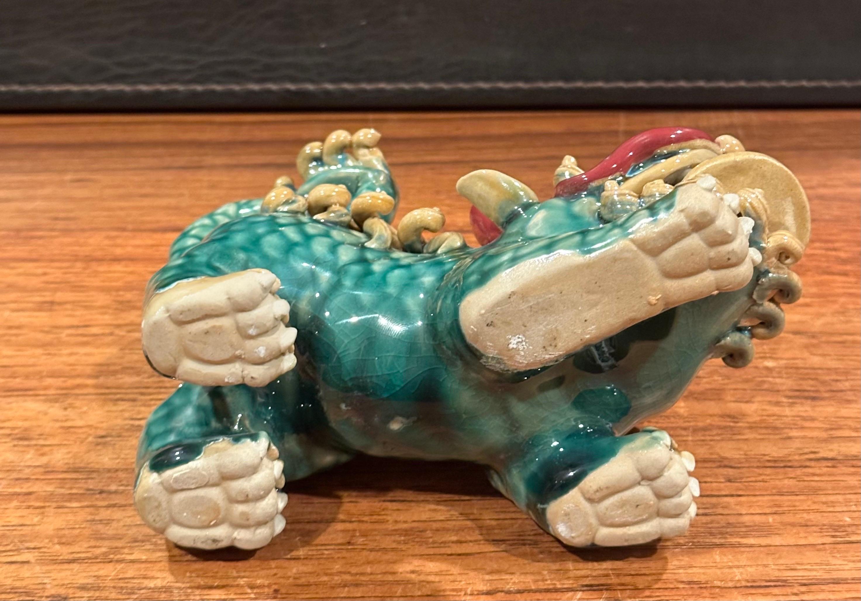Coppia di cani Foo in ceramica policroma della metà del secolo scorso in vendita 6
