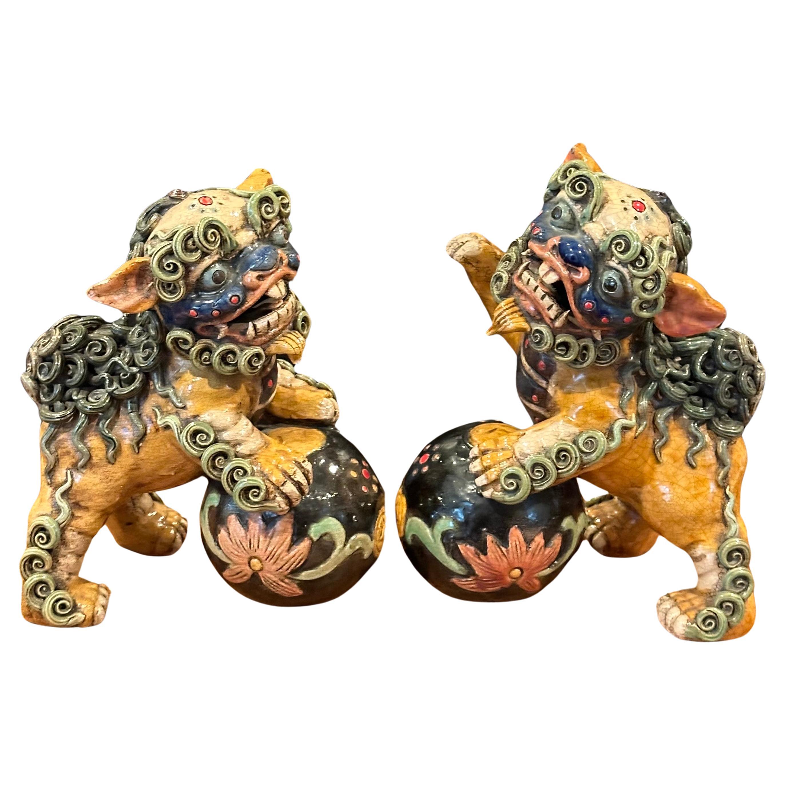 Großartiges Paar polychrom glasierter Keramikhunde aus der Mitte des Jahrhunderts aus China, ca. 1950er Jahre. Tolle Details und eine schöne Farbkombination aus Gelb, Grün und Braun; das Paar misst 14 