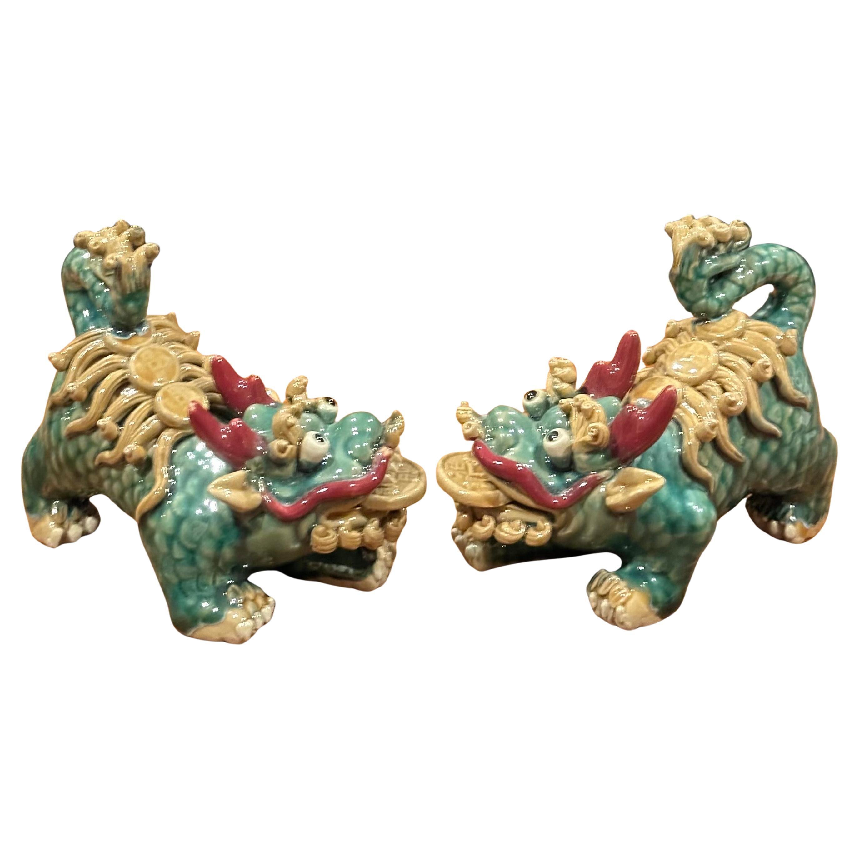 Mid-Century moderno Coppia di cani Foo in ceramica policroma della metà del secolo scorso in vendita