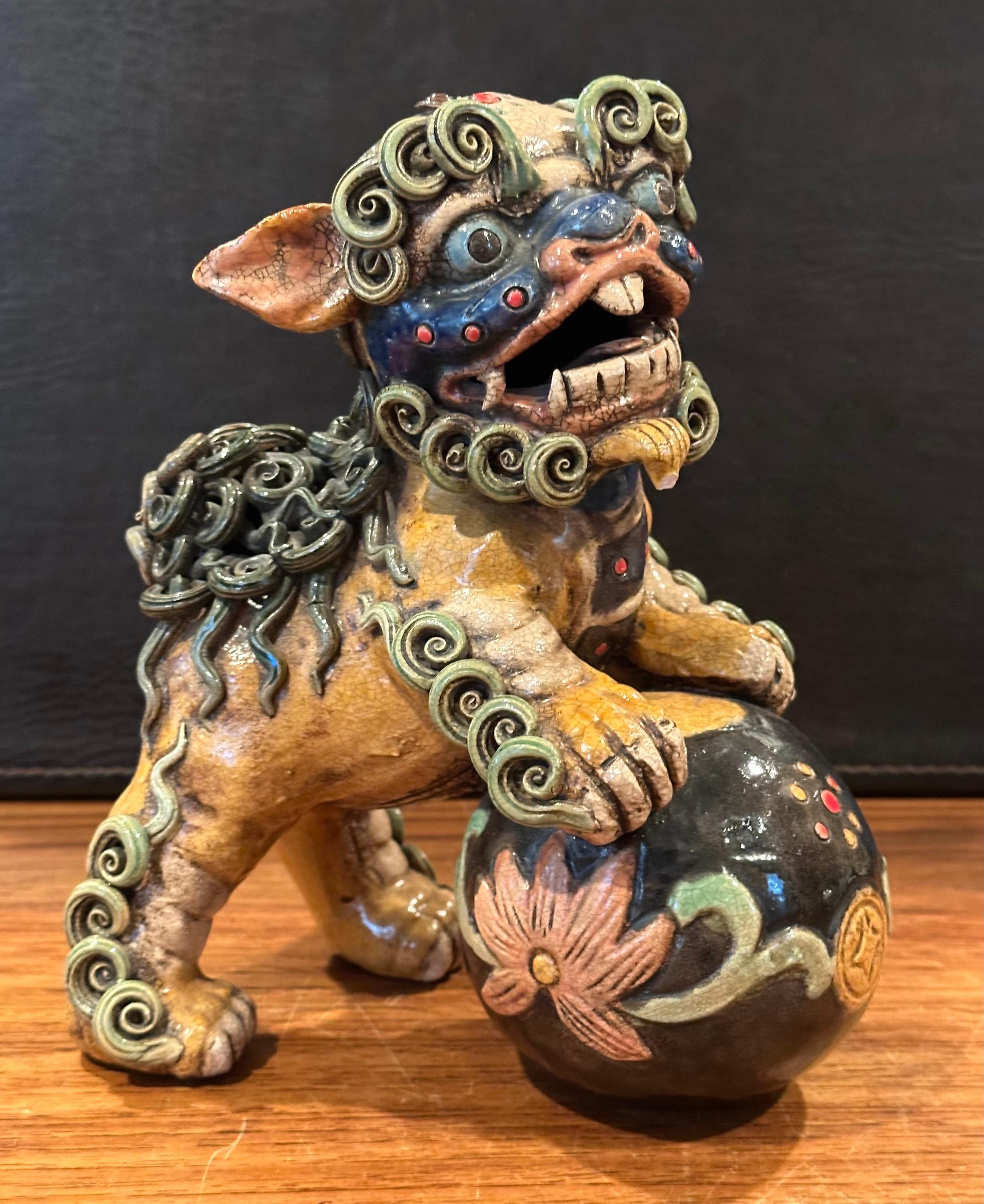 Fait main Paire de chiens Foo polychromes en céramique chinoise du milieu du siècle dernier en vente