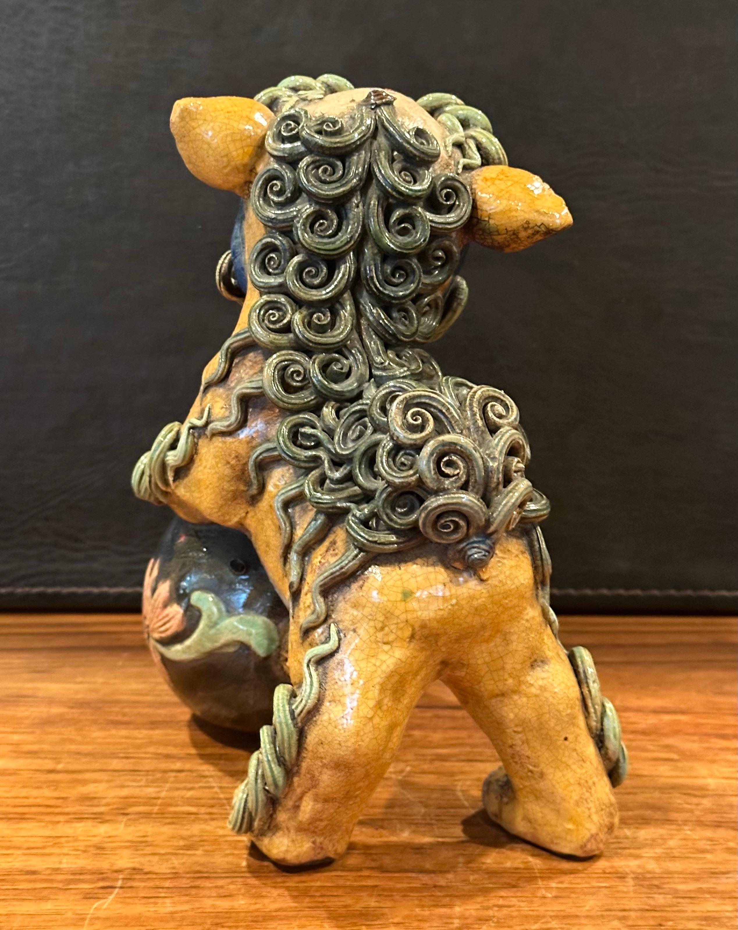 20ième siècle Paire de chiens Foo polychromes en céramique chinoise du milieu du siècle dernier en vente