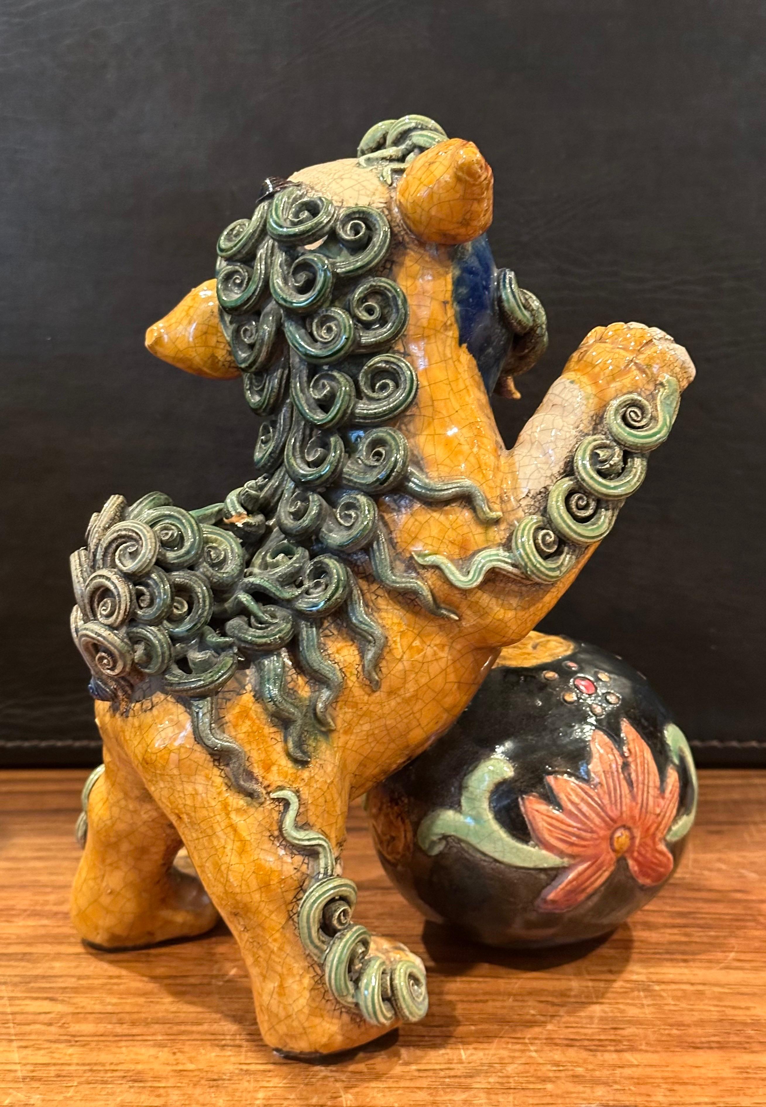 Paire de chiens Foo polychromes en céramique chinoise du milieu du siècle dernier en vente 1