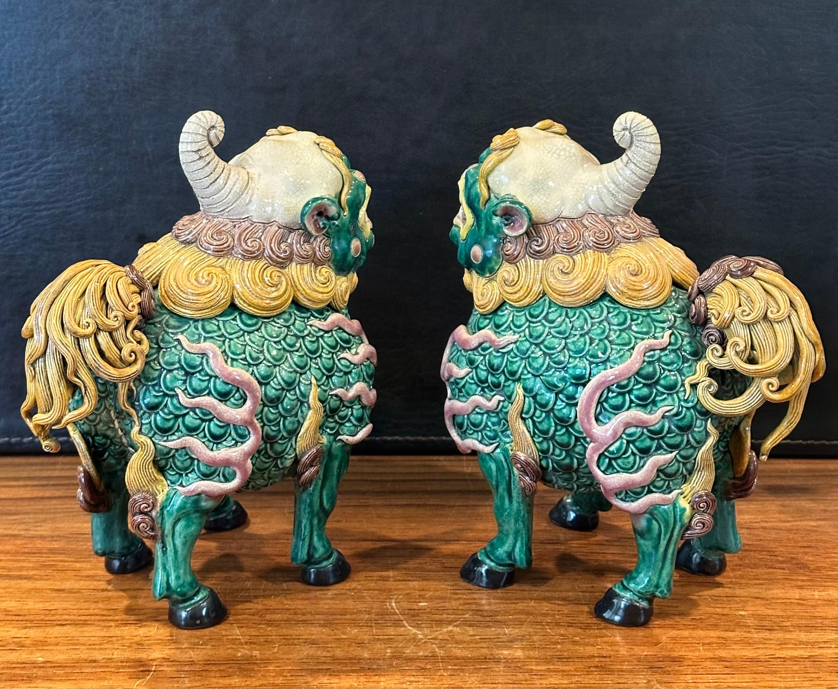 20ième siècle Paire d'encensoirs Foo Dogs polychromes en céramique chinoise du milieu du siècle dernier en vente