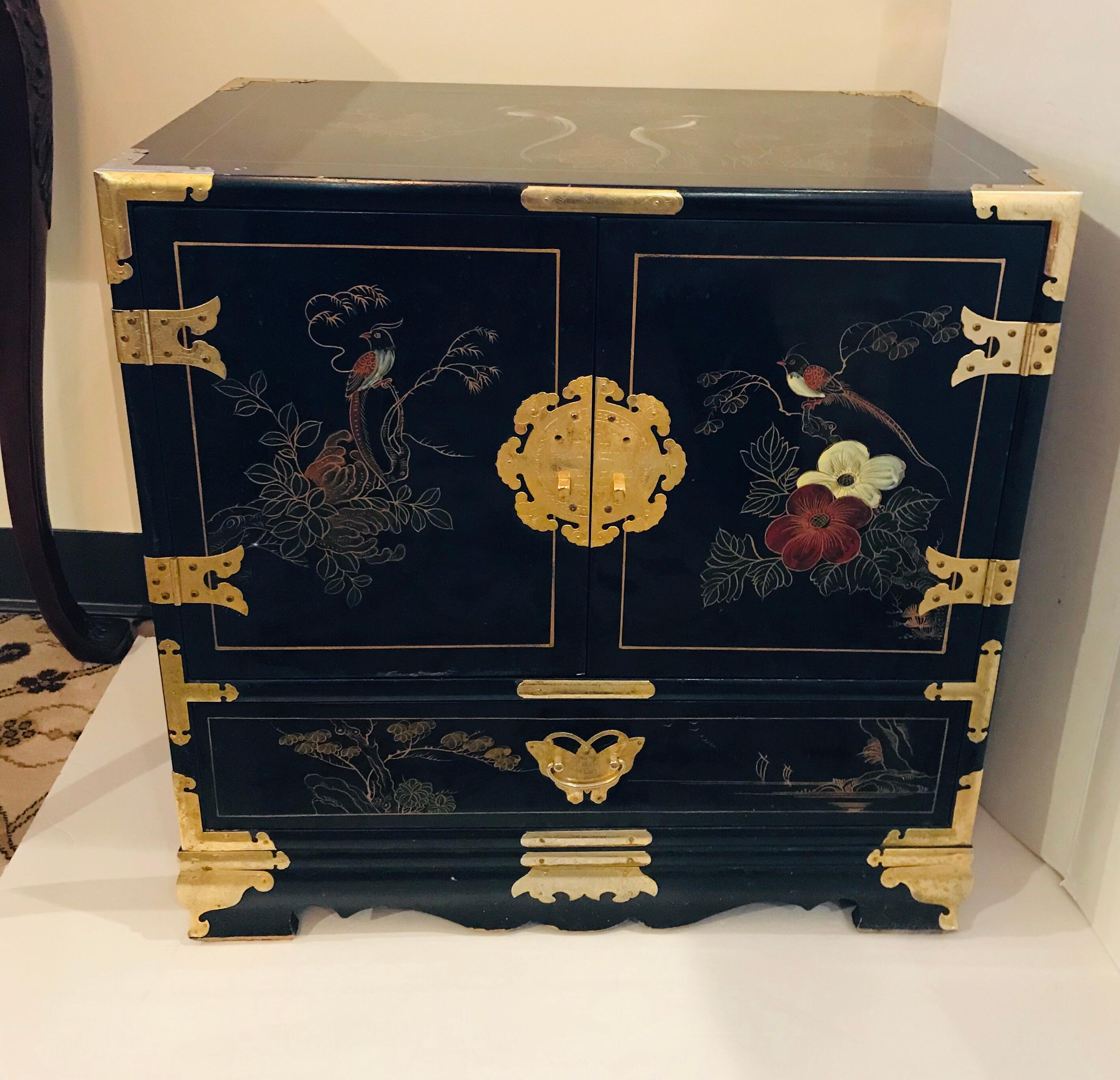 Pair of Midcentury Chinese Chinoiserie Black Lacquer Nightstands In Good Condition In West Hartford, CT