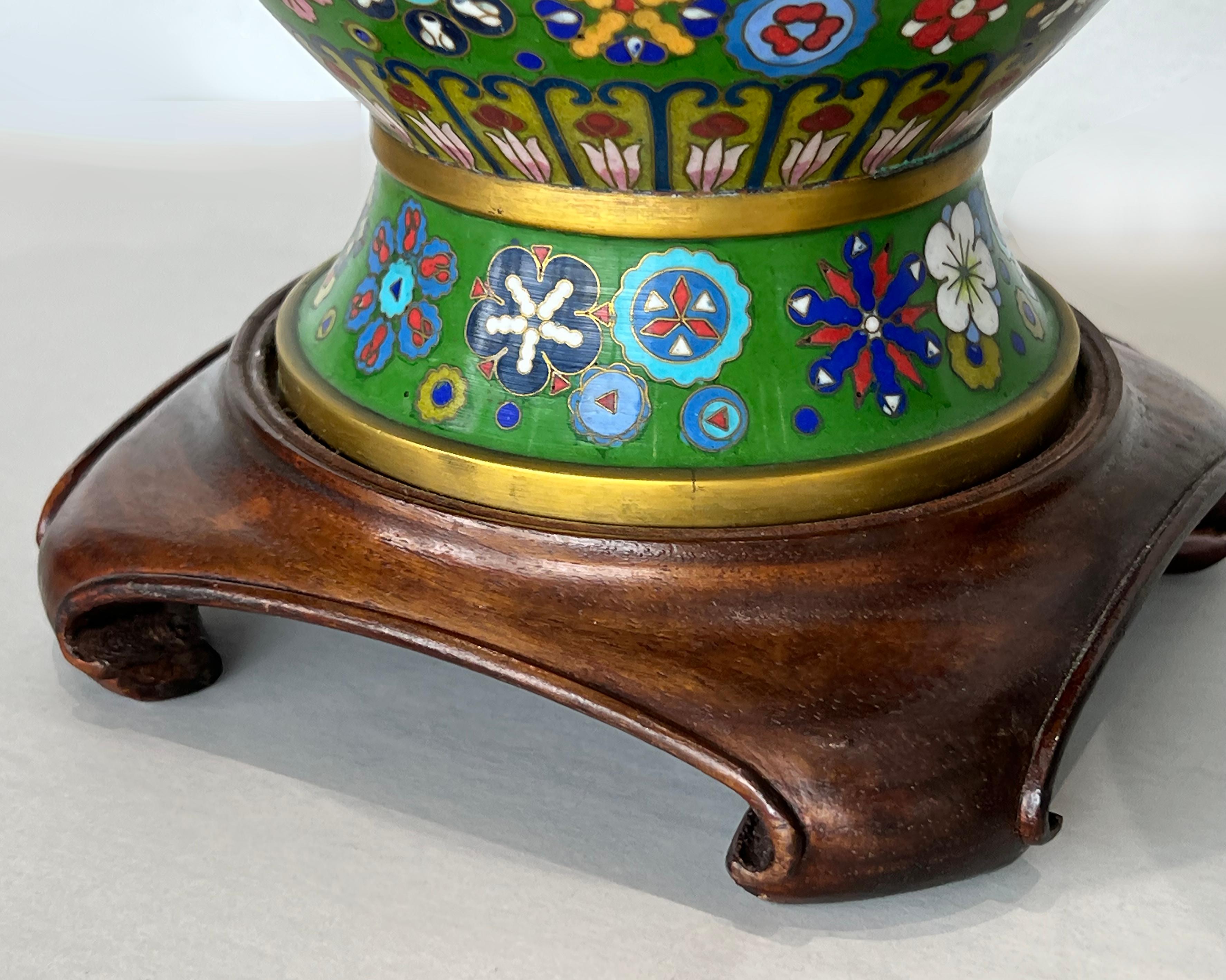 Paar chinesische Cloisonné-Urnen-Tischlampen aus der Mitte des Jahrhunderts auf Holzsockeln im Angebot 3