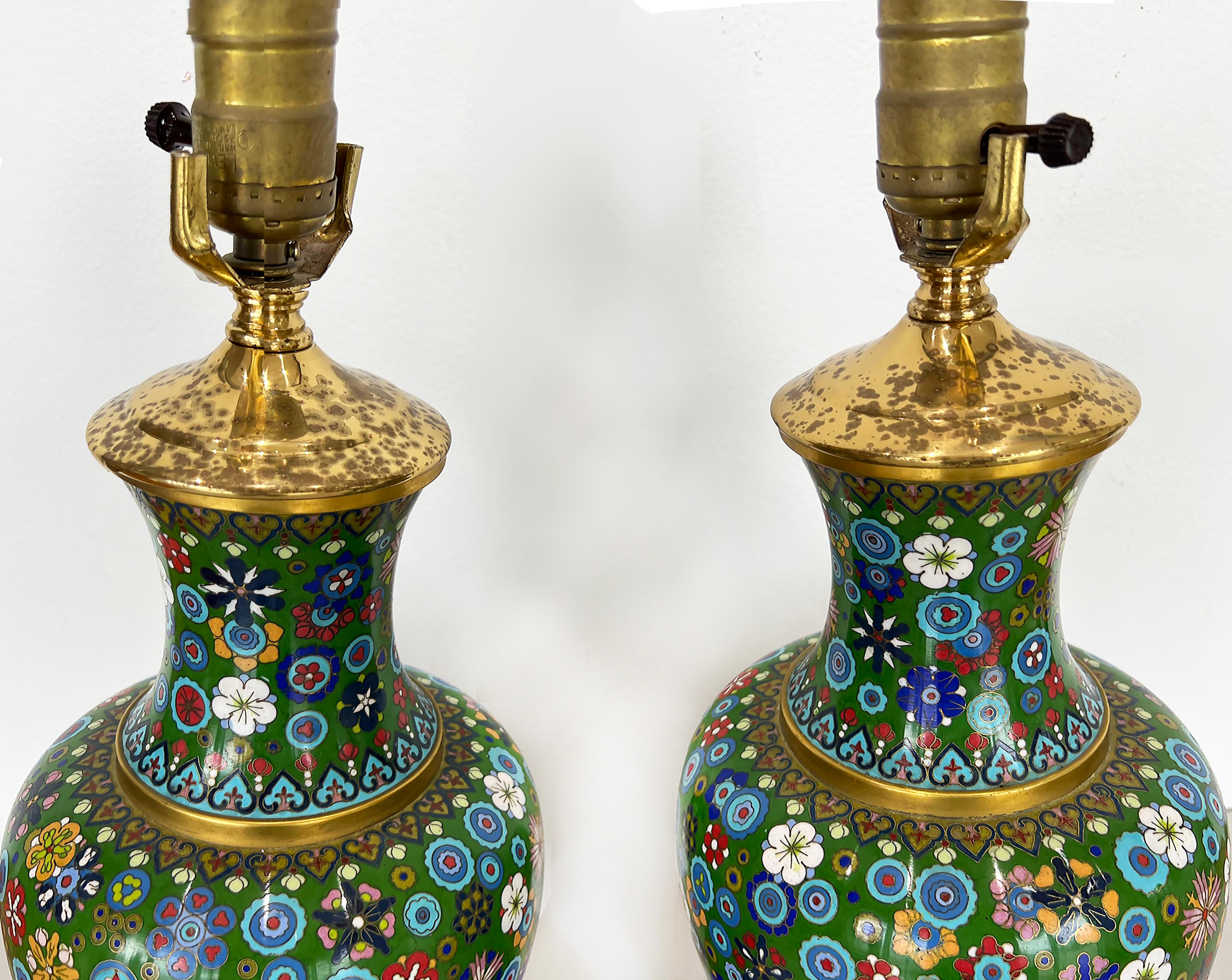 Pair of Mid-century Chinese Cloisonne Urns Table Lamps on Wood Bases For Sale 4