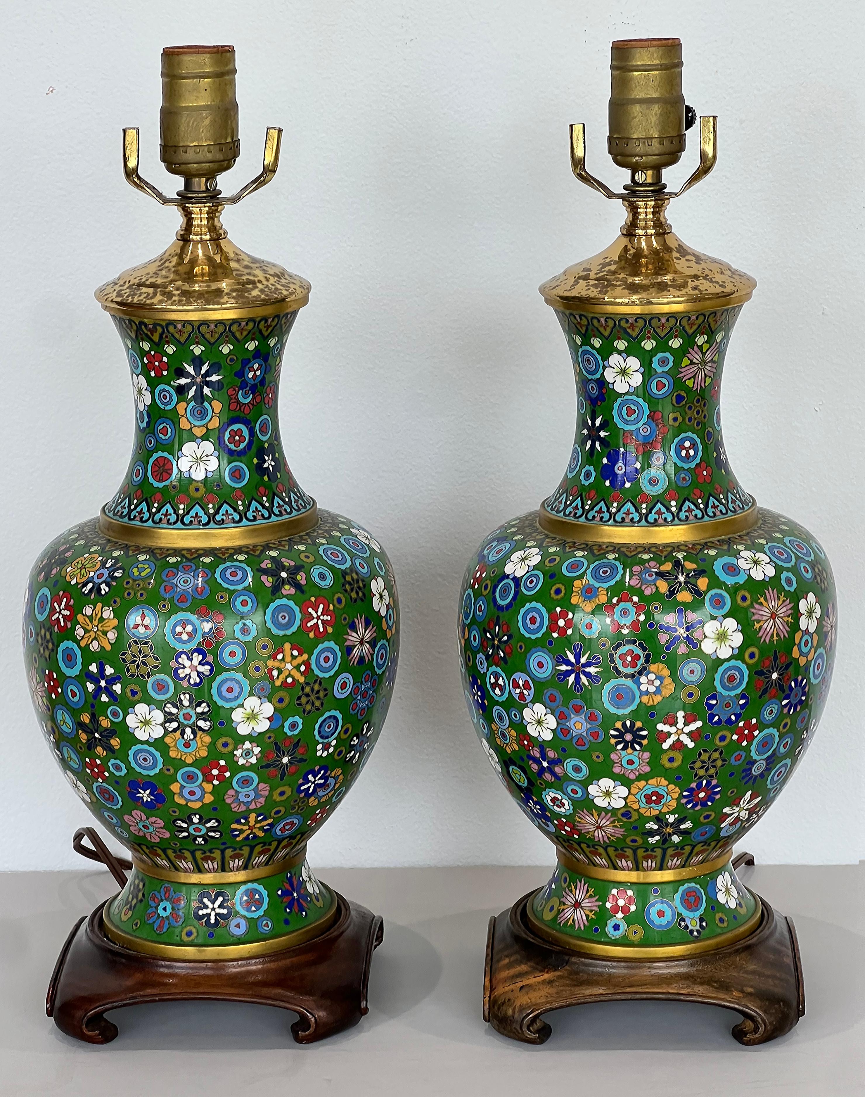 Pair of Mid-century Chinese Cloisonne Urns Table Lamps on Wood Bases In Good Condition For Sale In Miami, FL