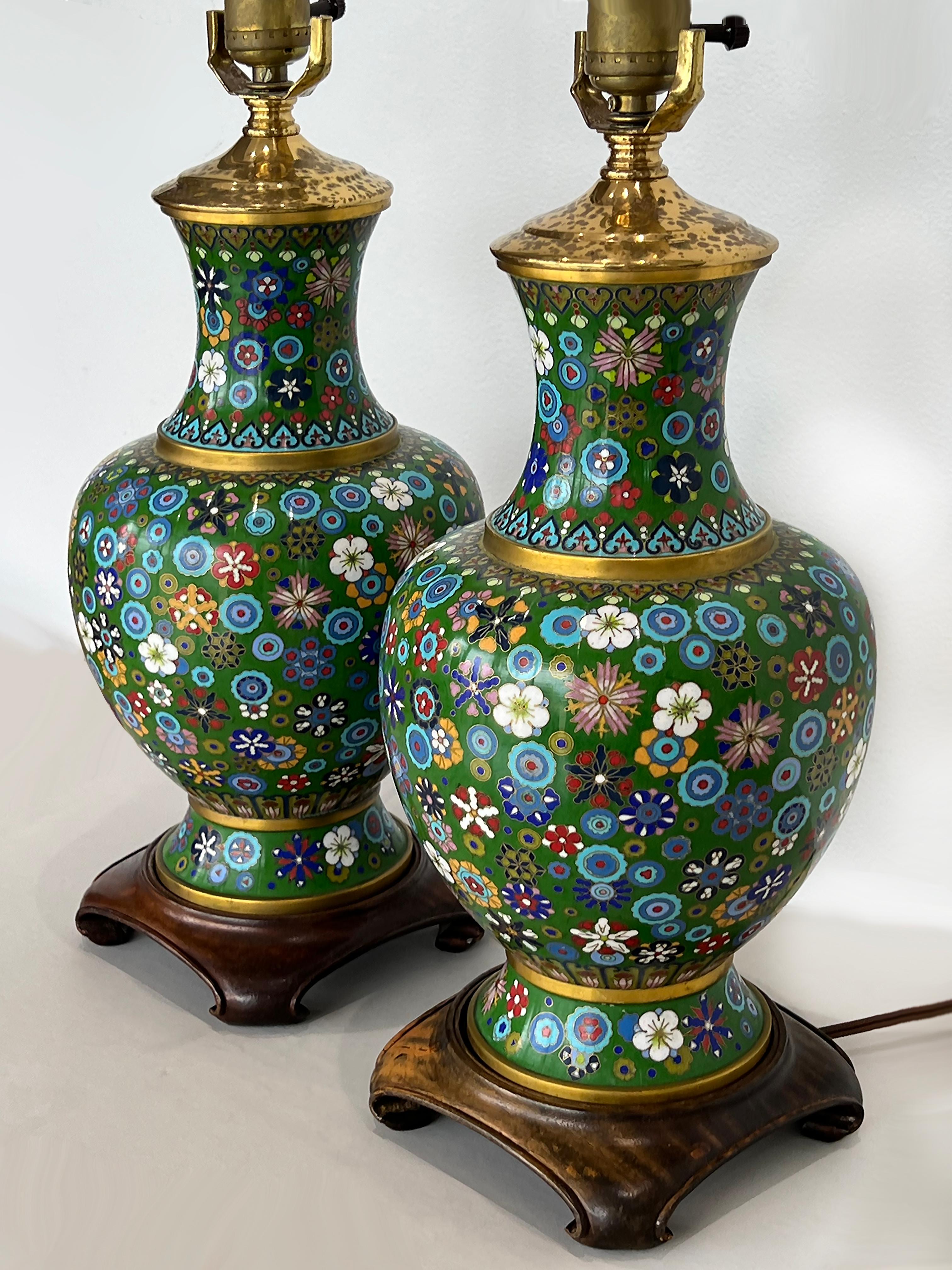 Paar chinesische Cloisonné-Urnen-Tischlampen aus der Mitte des Jahrhunderts auf Holzsockeln (20. Jahrhundert) im Angebot