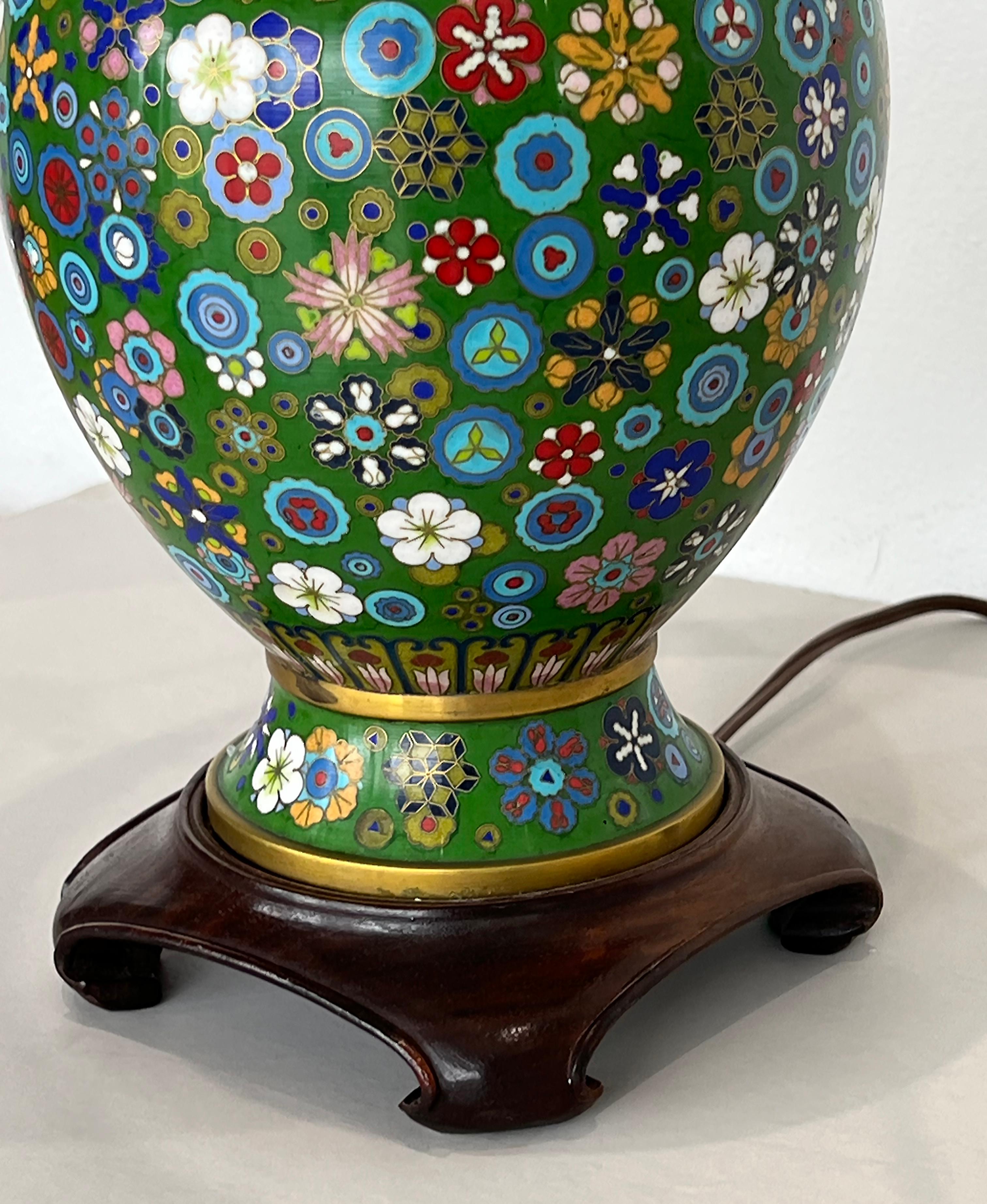 Paar chinesische Cloisonné-Urnen-Tischlampen aus der Mitte des Jahrhunderts auf Holzsockeln im Angebot 1
