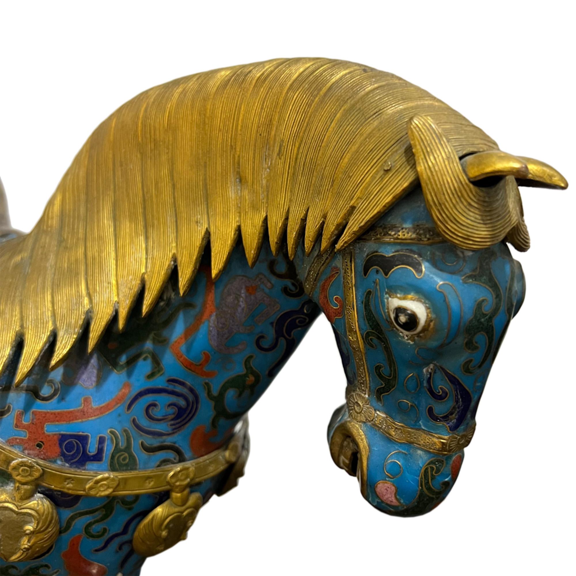 Ein fantastisches Paar Pferde aus Emaille, Gold und Kupfer. Schauen Sie sich alle unsere Bilder an, um die komplizierten Details und die lebensechten Ausdrücke zu sehen - und auch die erstaunlichen Farben. 

Hergestellt in China in der Mitte des 20.